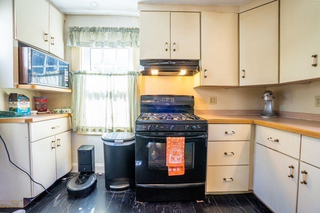 Milton, Massachusetts, 02186, United States, 3 Bedrooms Bedrooms, ,2 BathroomsBathrooms,Residential,For Sale,1921891