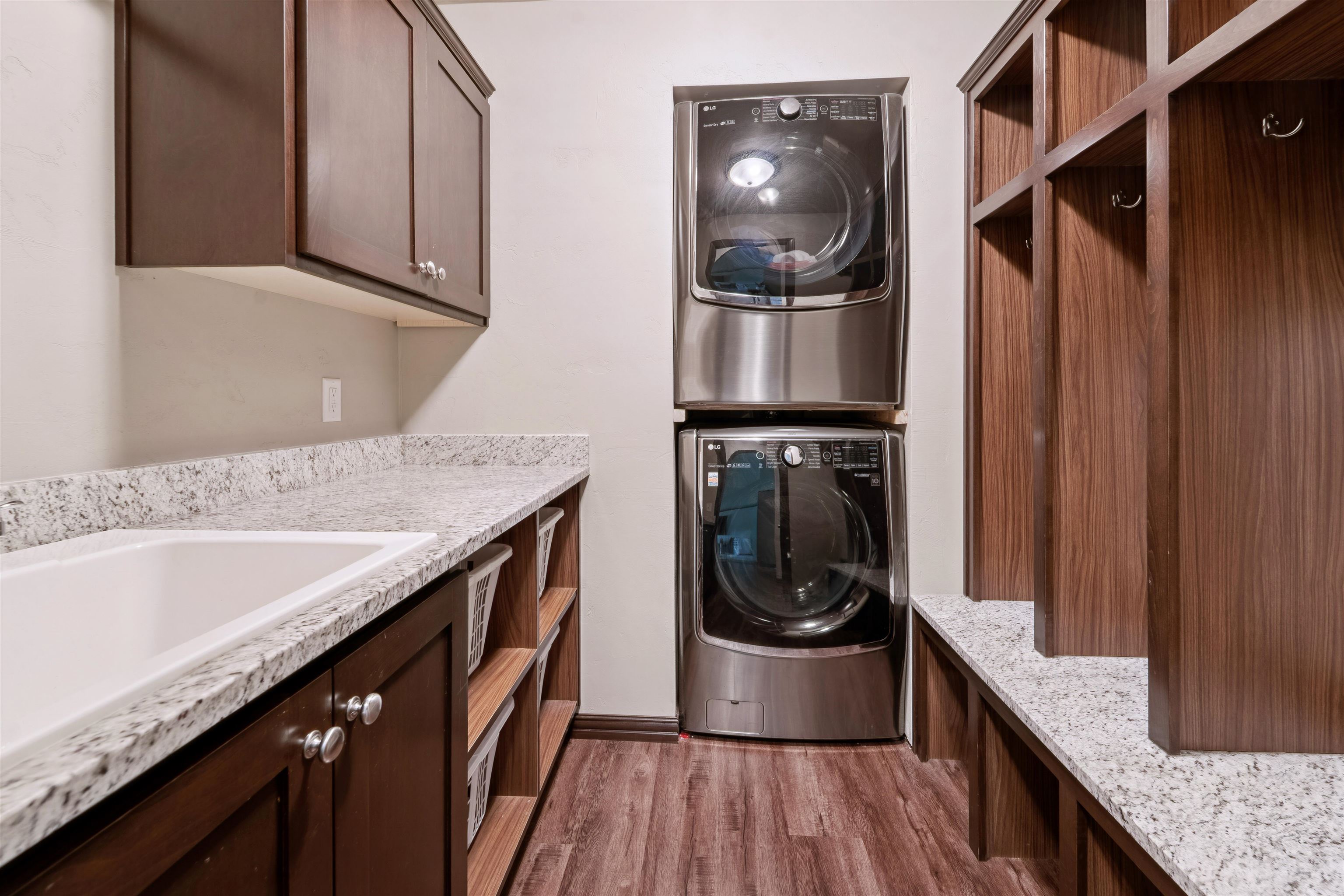 NEENAH, Wisconsin, 54956, United States, 4 Bedrooms Bedrooms, ,3 BathroomsBathrooms,Residential,For Sale,1988309