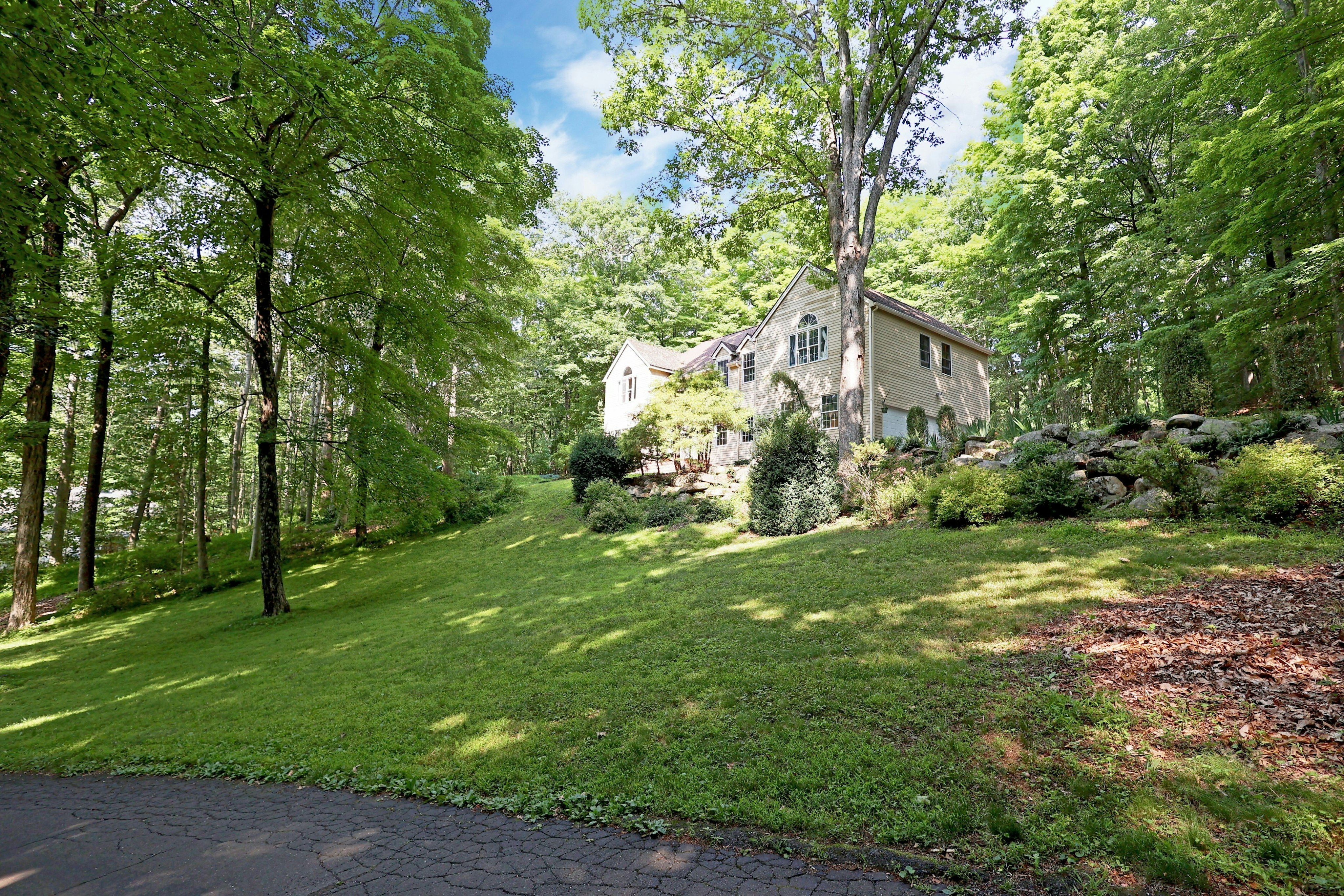  Expansive West Redding Colonial - 物件實景
