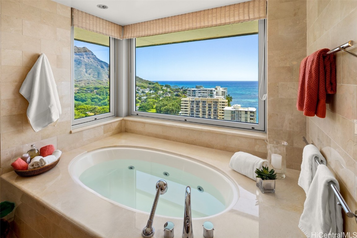 Honolulu, Hawaii, 96815, United States, 2 Bedrooms Bedrooms, ,4 BathroomsBathrooms,Residential,For Sale,1713125
