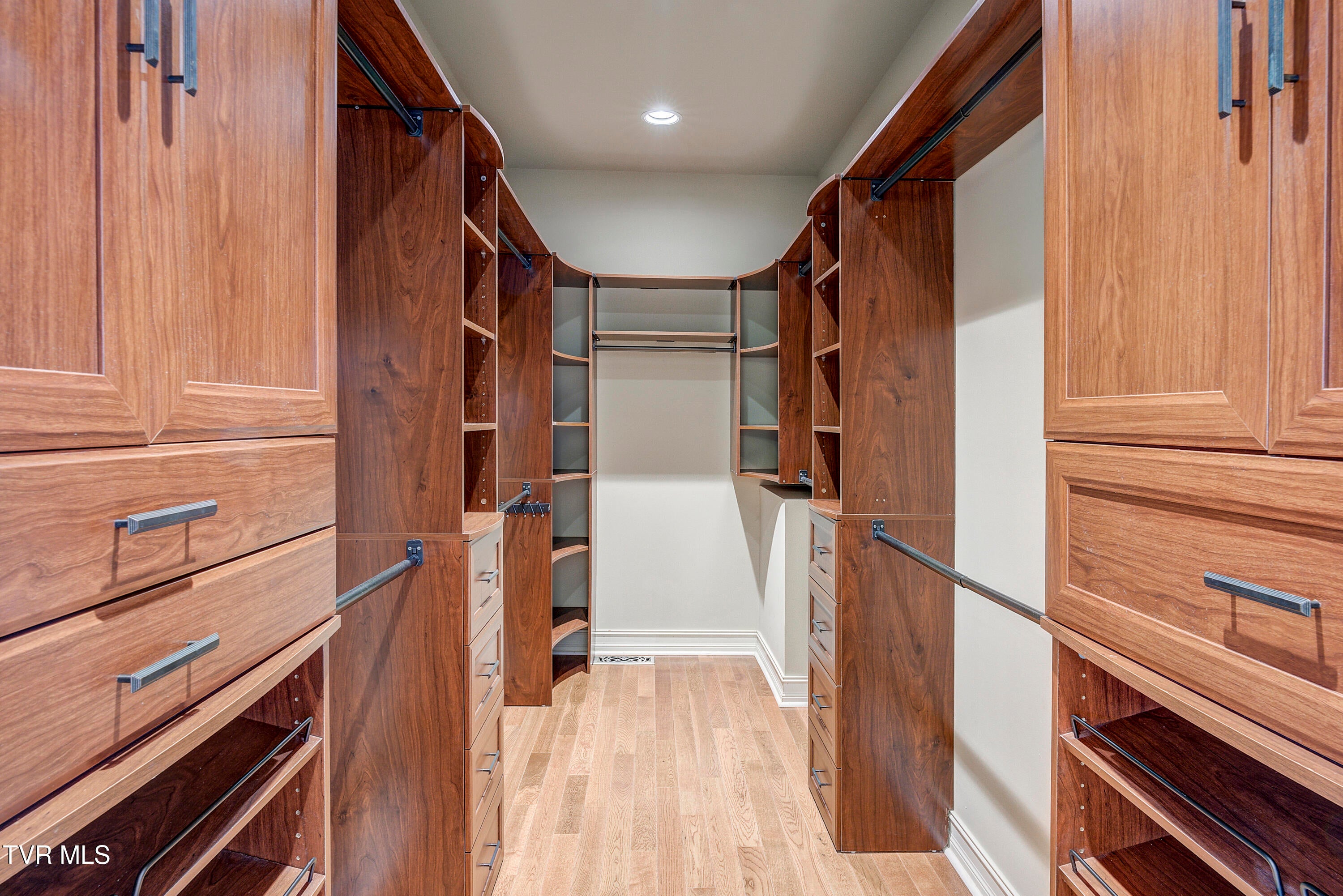 Bristol, Tennessee, 37620, United States, 4 Bedrooms Bedrooms, ,4 BathroomsBathrooms,Residential,For Sale,2001712