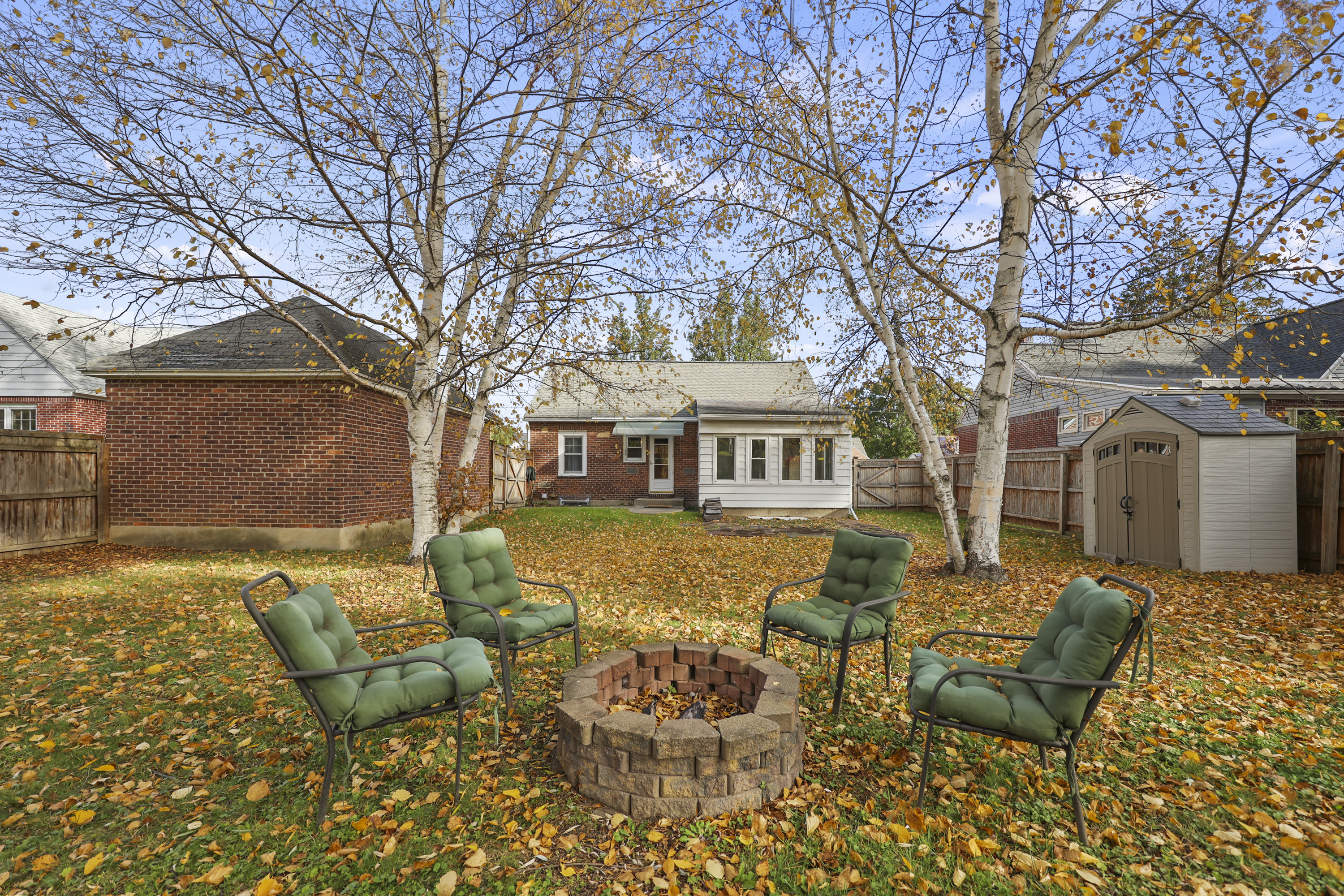  Charming New England Brick Beauty - 物件實景