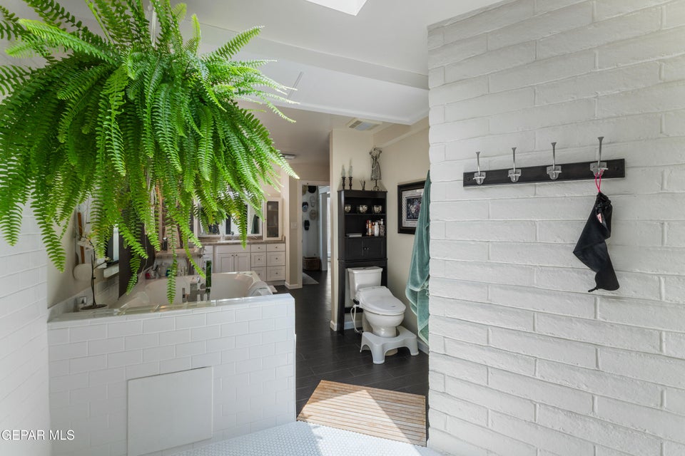 El Paso, Texas, 79936, United States, 5 Bedrooms Bedrooms, ,5 BathroomsBathrooms,Residential,For Sale,1980417