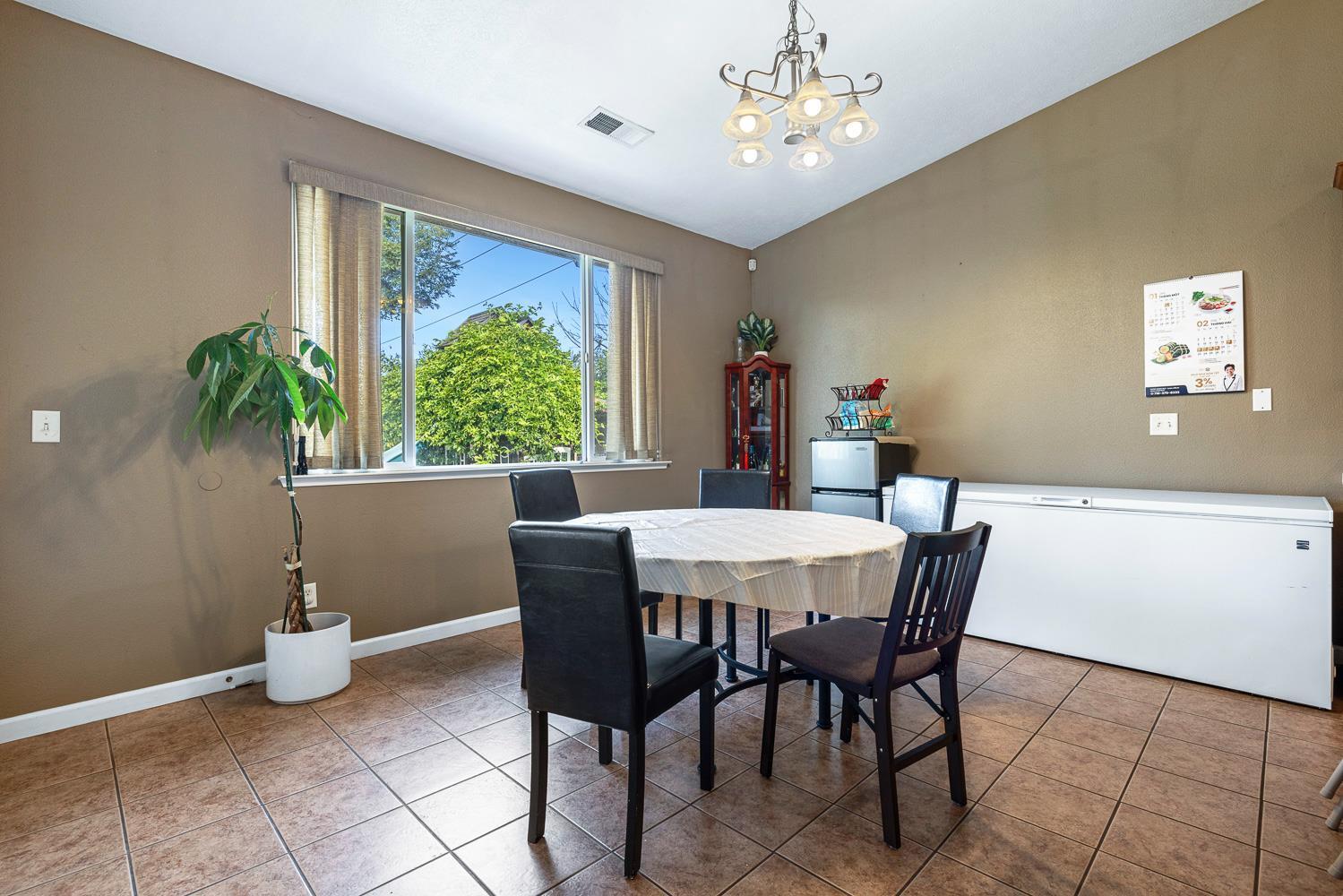 Fresno, California, 93727, United States, 4 Bedrooms Bedrooms, ,2 BathroomsBathrooms,Residential,For Sale,2008580