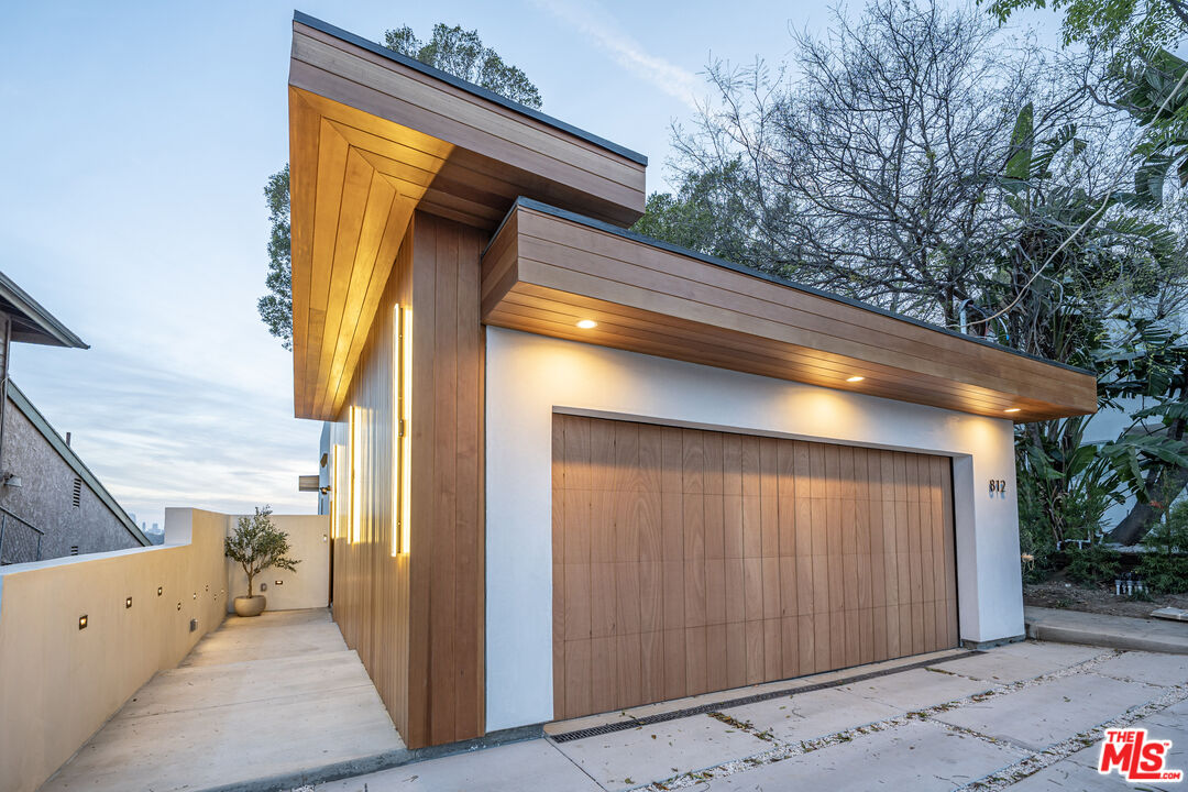 Los Angeles, California, 90065, United States, 3 Bedrooms Bedrooms, ,3 BathroomsBathrooms,Residential,For Sale,1939626