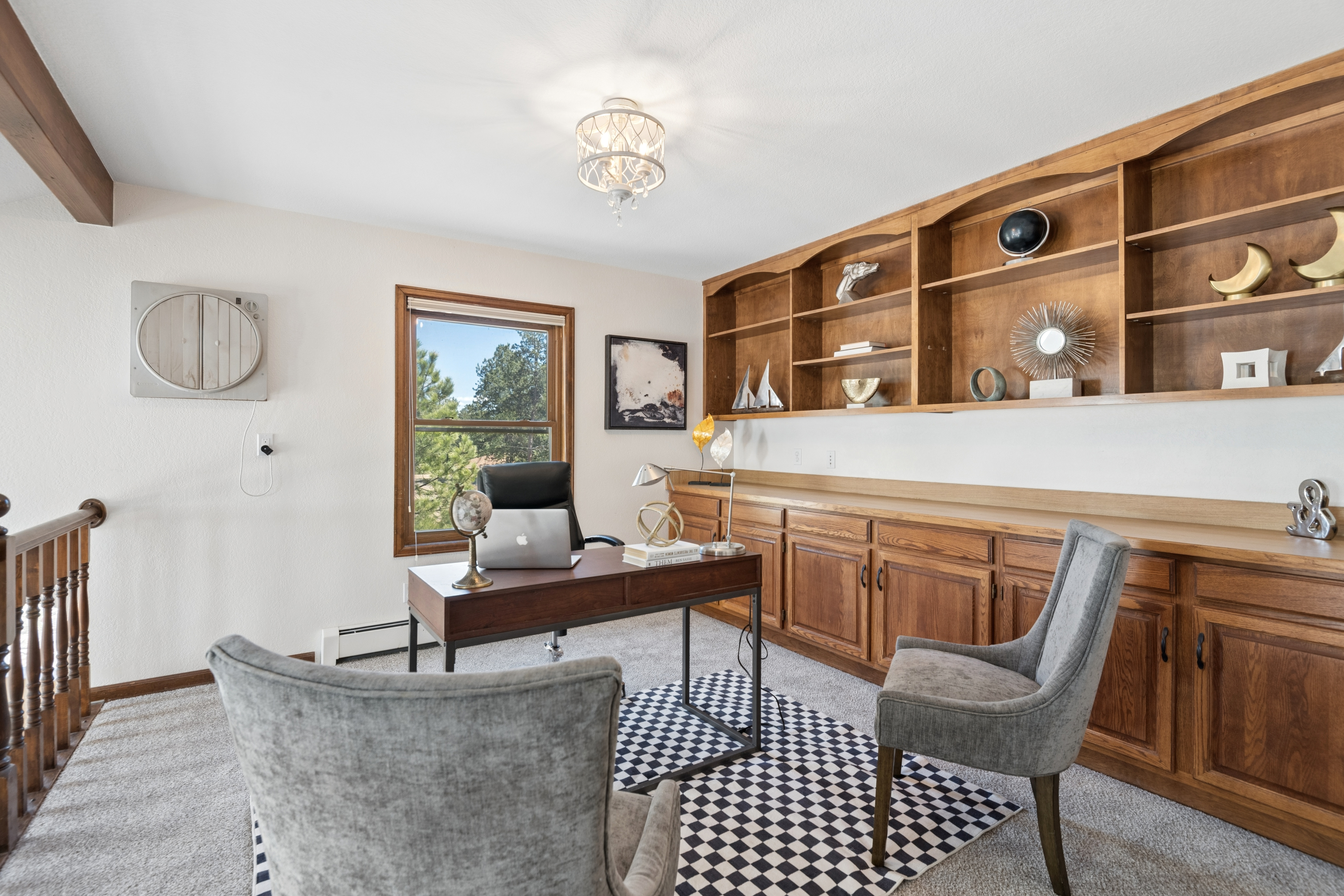  Set behind a gated entry on two and a half wooded acres - 物件實景