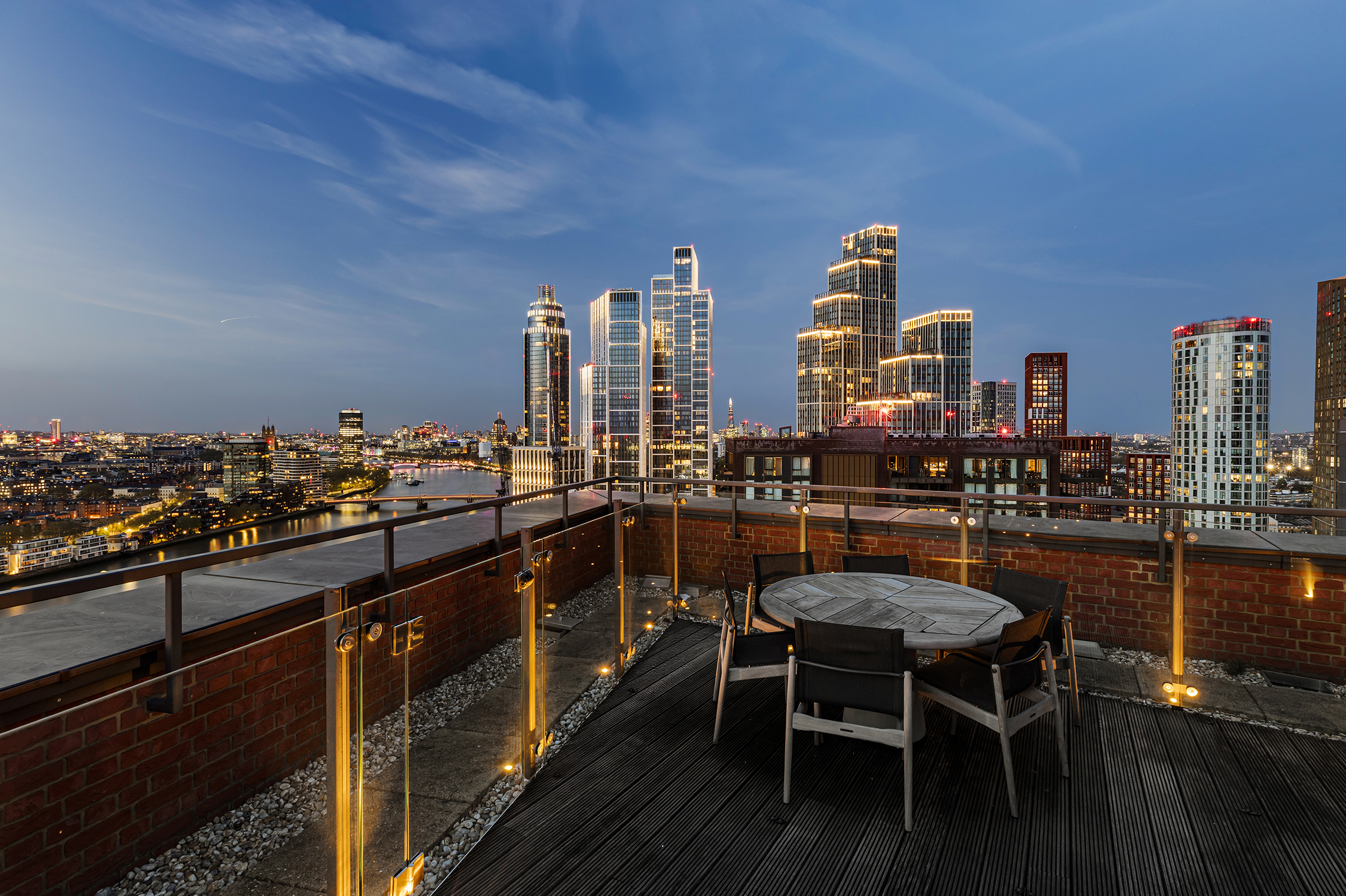  A Duplex Penthouse with Panoramic River Views and a Private Roof Terrace - 物件實景