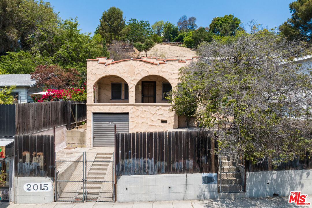 Los Angeles, California, 90027, United States, 2 Bedrooms Bedrooms, ,1 BathroomBathrooms,Residential,For Sale,1920084