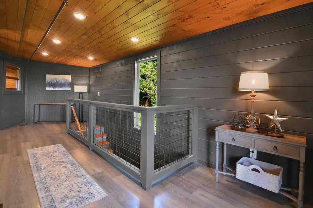 Sevierville, Tennessee, 37862, United States, 3 Bedrooms Bedrooms, ,7 BathroomsBathrooms,Residential,For Sale,1914651
