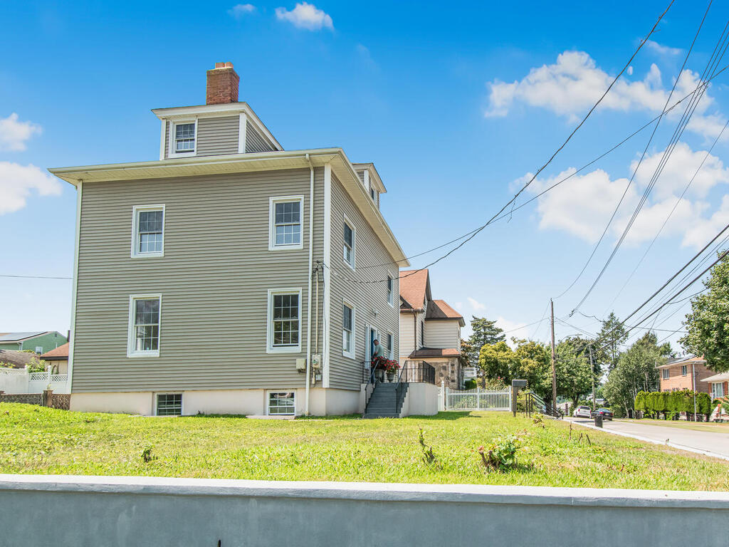 Yonkers, New York, 10701, United States, 6 Bedrooms Bedrooms, ,3 BathroomsBathrooms,Residential,For Sale,1904249