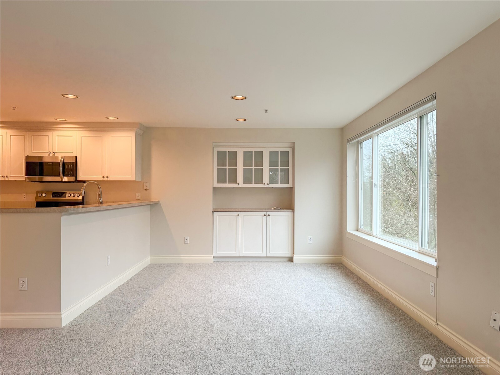 Seattle, Washington, 98199, United States, 2 Bedrooms Bedrooms, ,2 BathroomsBathrooms,Residential,For Sale,1998724