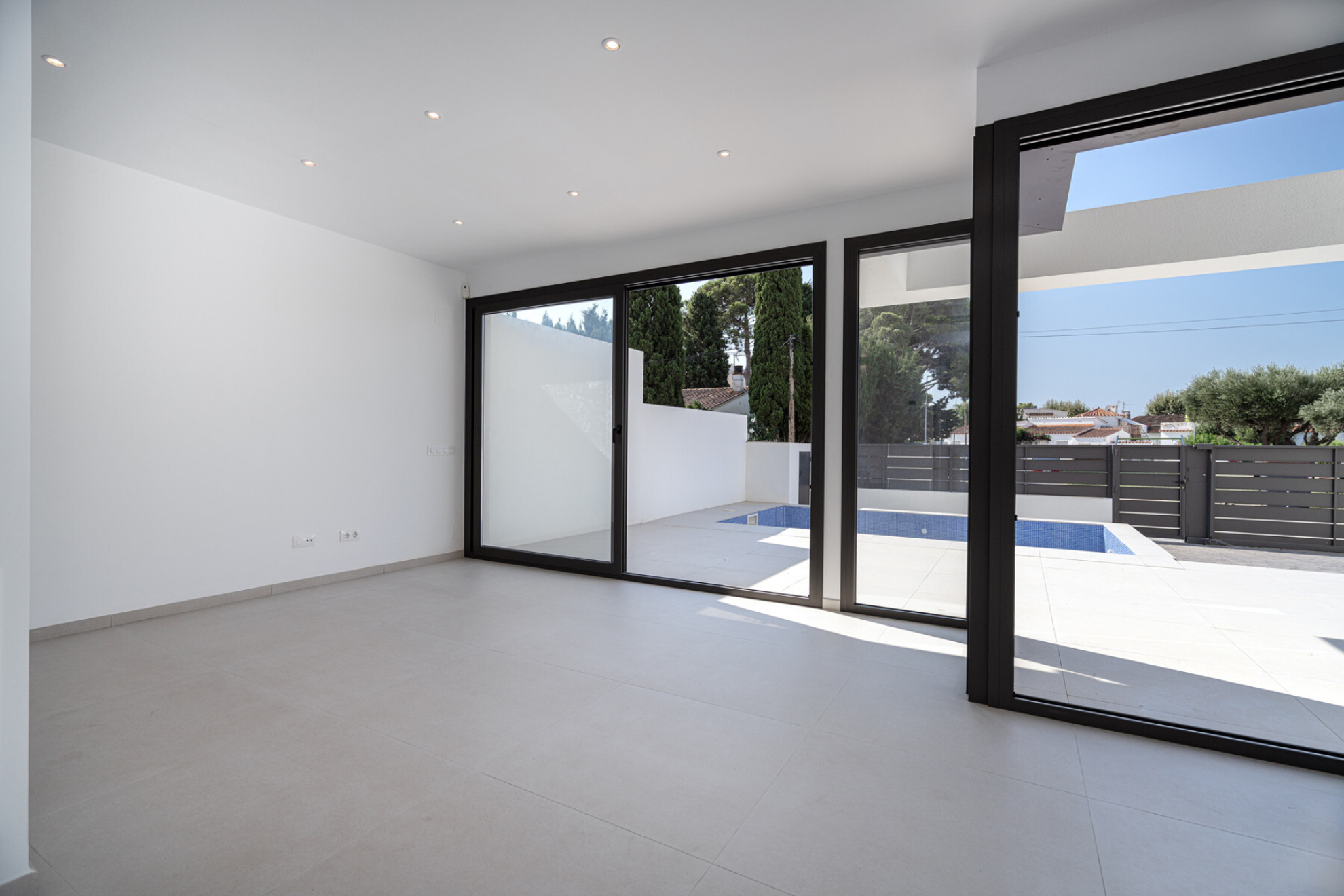  New minimalist building in Requesens - Empuriabrava - 物件實景