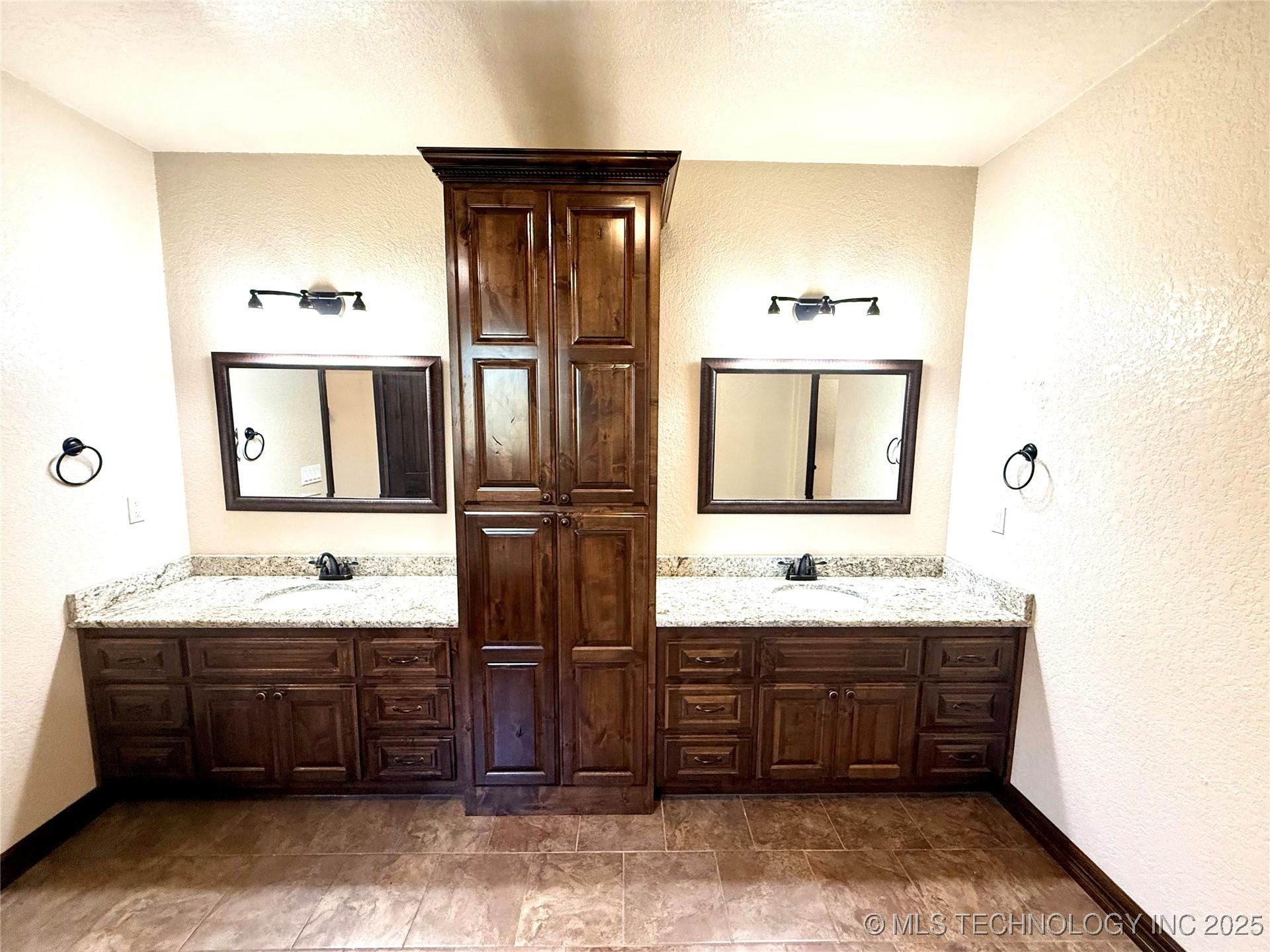 Checotah, Oklahoma, 74426, United States, 4 Bedrooms Bedrooms, ,4 BathroomsBathrooms,Residential,For Sale,1980942