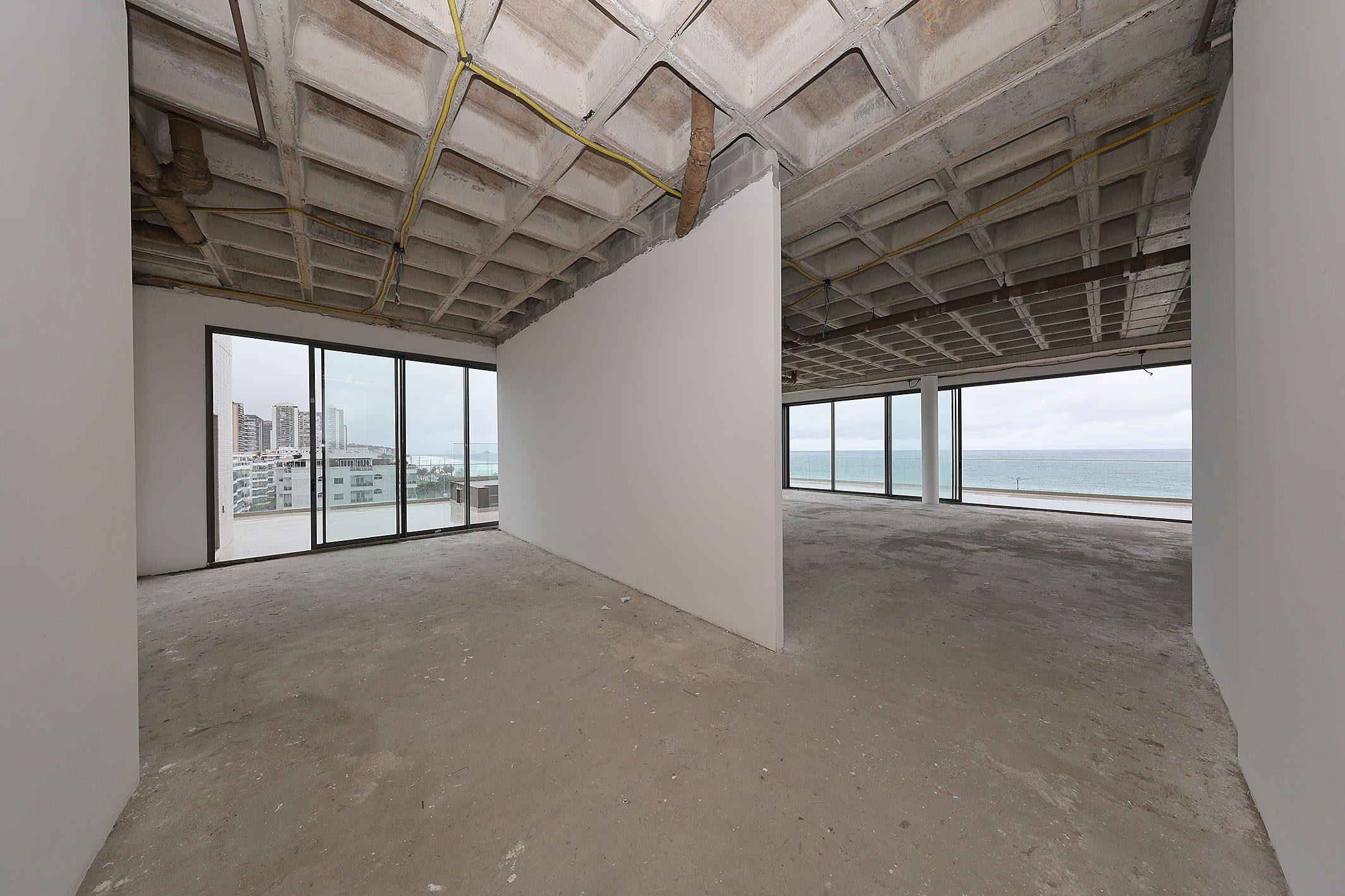  Linear Oceanfront Penthouse with Panoramic Views and Custom Potential - 物件實景