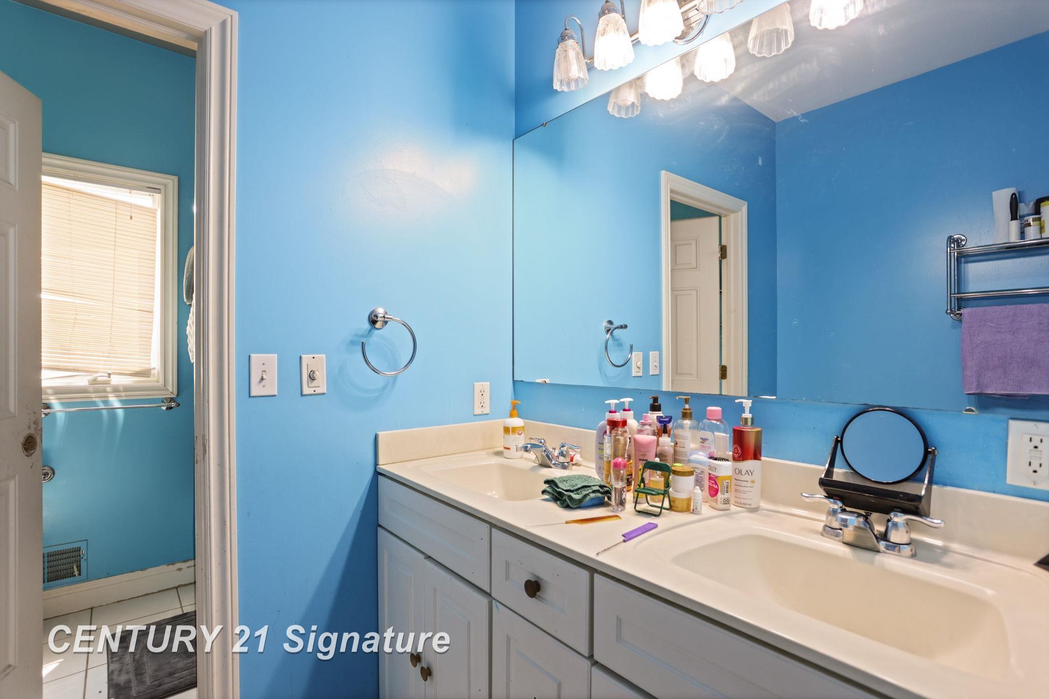 Saginaw, Michigan, 48603, United States, 4 Bedrooms Bedrooms, ,4 BathroomsBathrooms,Residential,For Sale,1920670