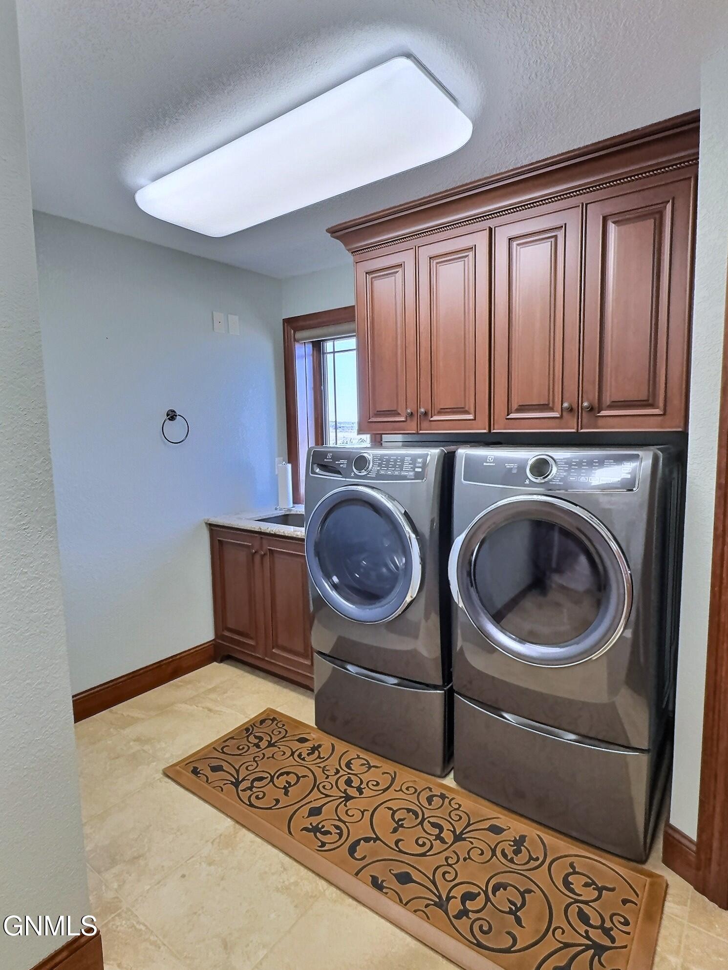 Bismarck, North Dakota, 58501, United States, 4 Bedrooms Bedrooms, ,4 BathroomsBathrooms,Residential,For Sale,2038873