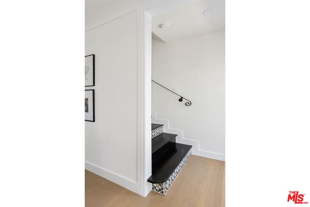 Los Angeles, California, 90036, United States, 2 Bedrooms Bedrooms, ,2 BathroomsBathrooms,Residential,For Sale,1897120