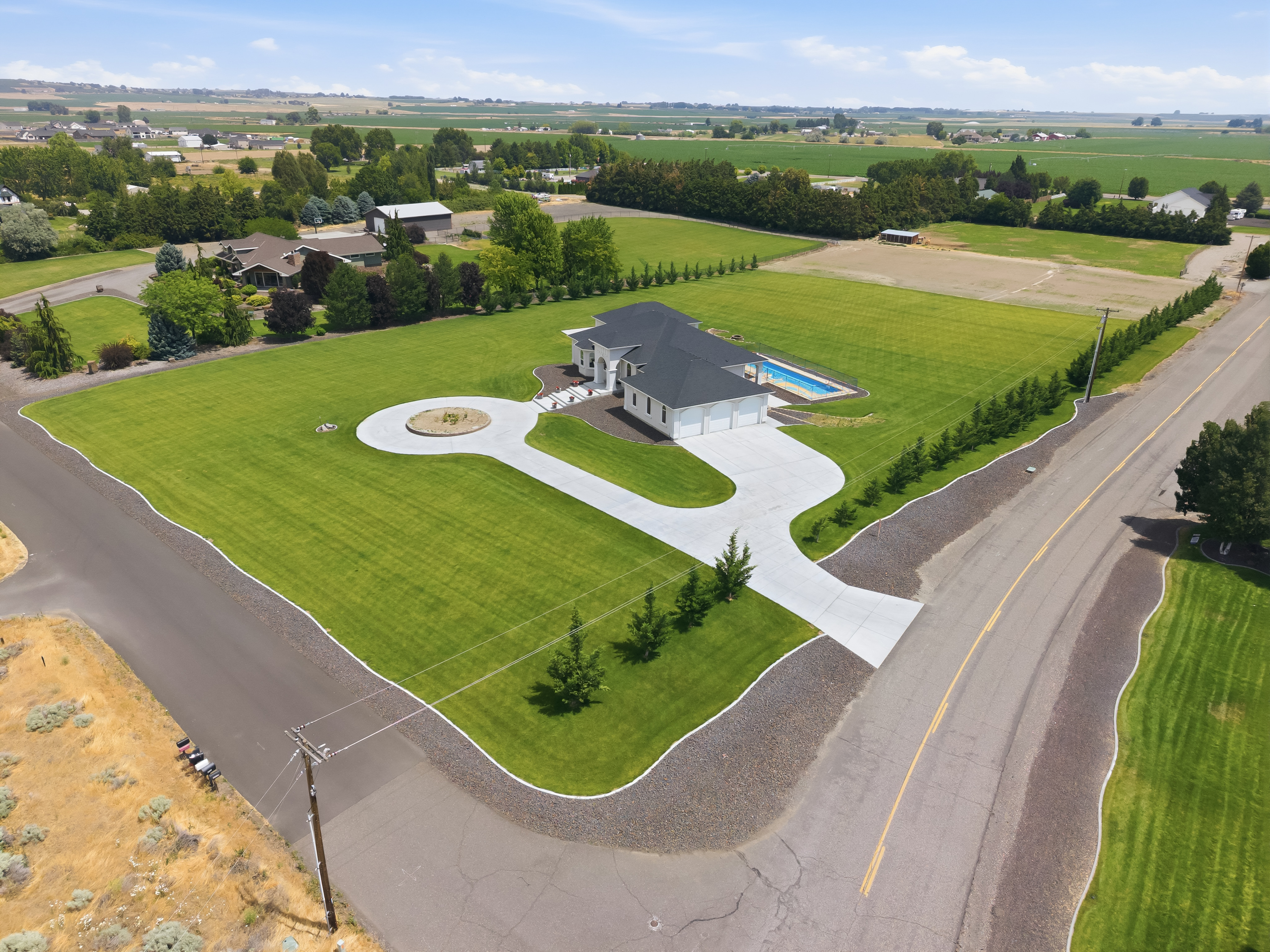  Country Estate with Shop & Pool - 物件實景