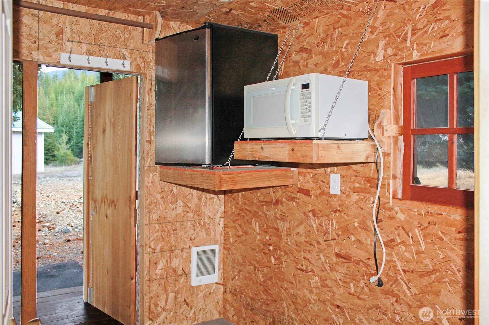 Cle Elum, Washington, 98922, United States, 3 Bedrooms Bedrooms, ,2 BathroomsBathrooms,Residential,For Sale,2001560