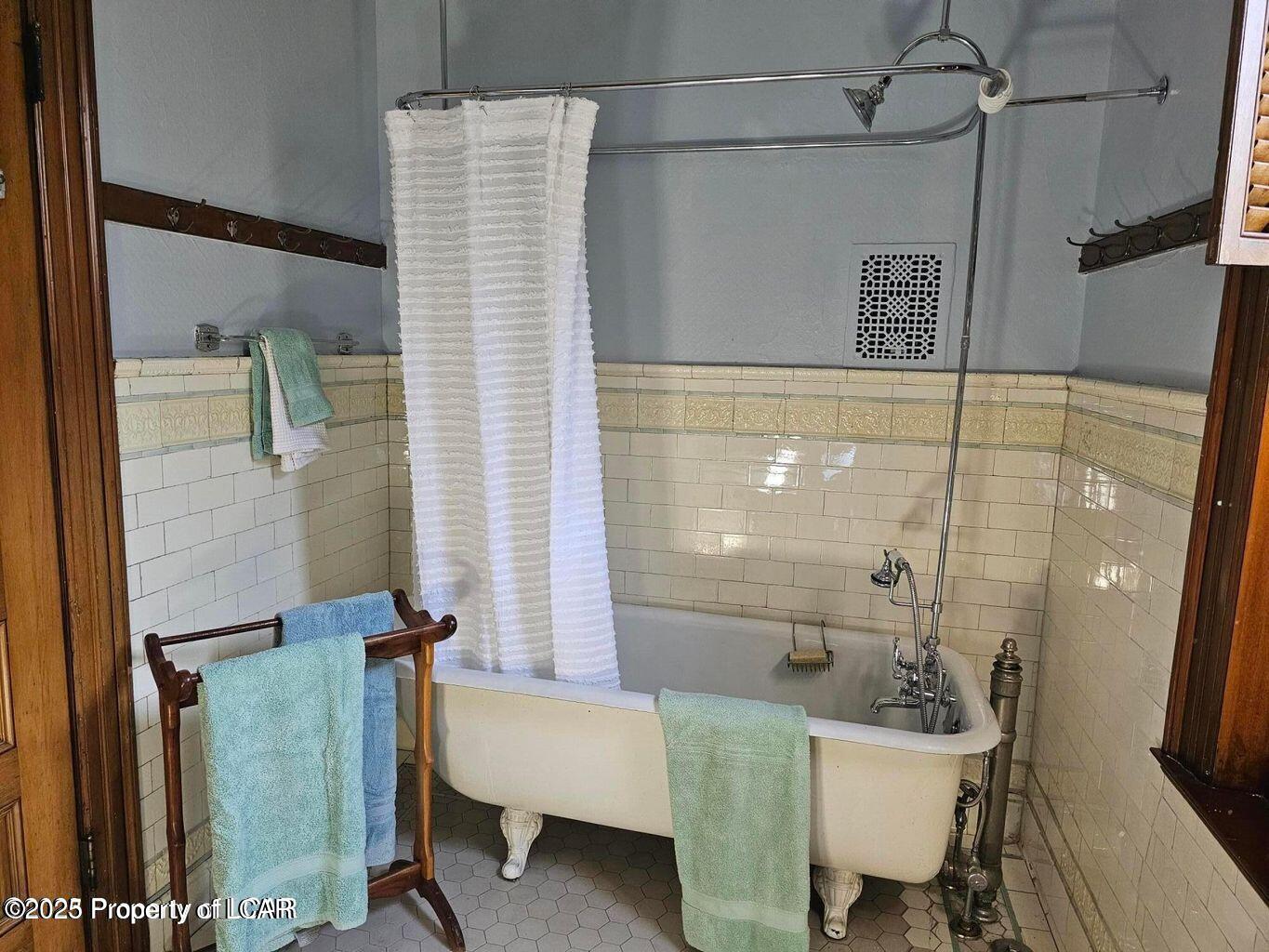 Wilkes-Barre, Pennsylvania, 18701, United States, 7 Bedrooms Bedrooms, ,3 BathroomsBathrooms,Residential,For Sale,1982709