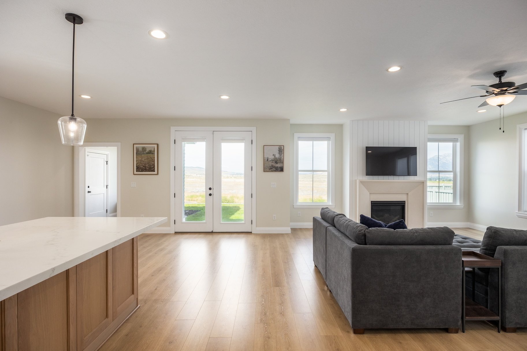  Impeccably Maintained Home with Mountain Views & Four-Car Garage - 物件實景