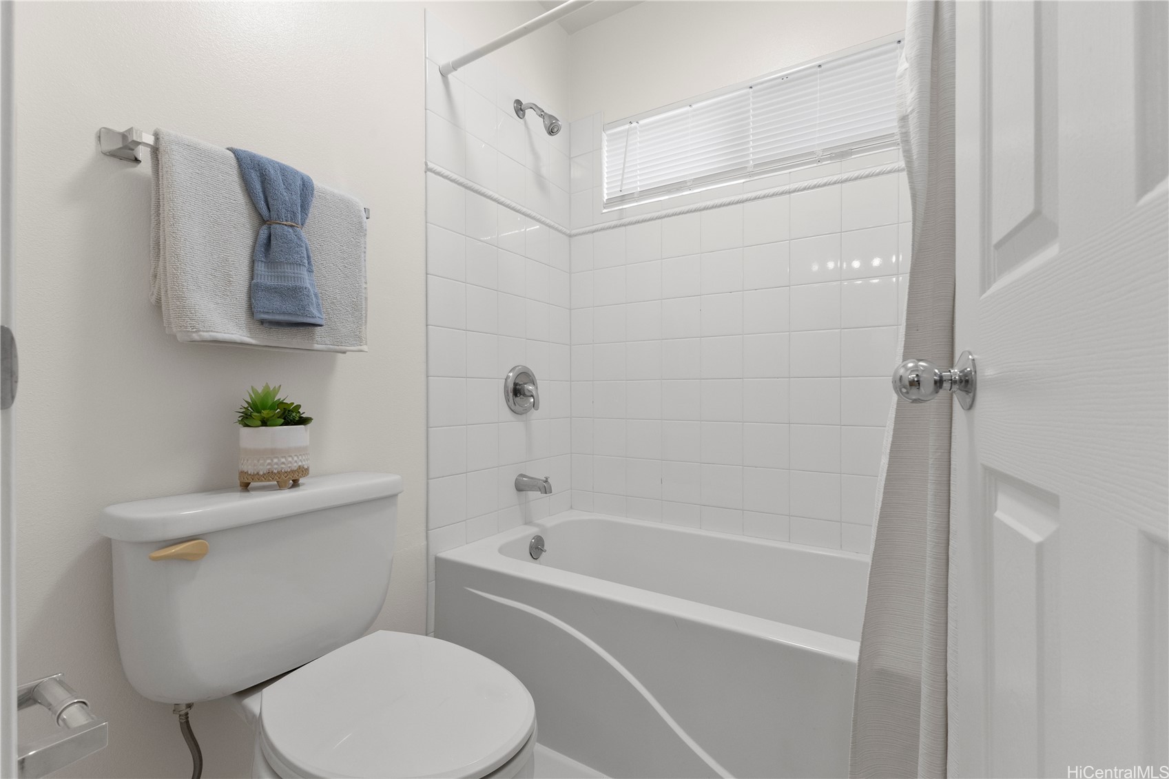 Honolulu, Hawaii, 96813, United States, 4 Bedrooms Bedrooms, ,3 BathroomsBathrooms,Residential,For Sale,1989434