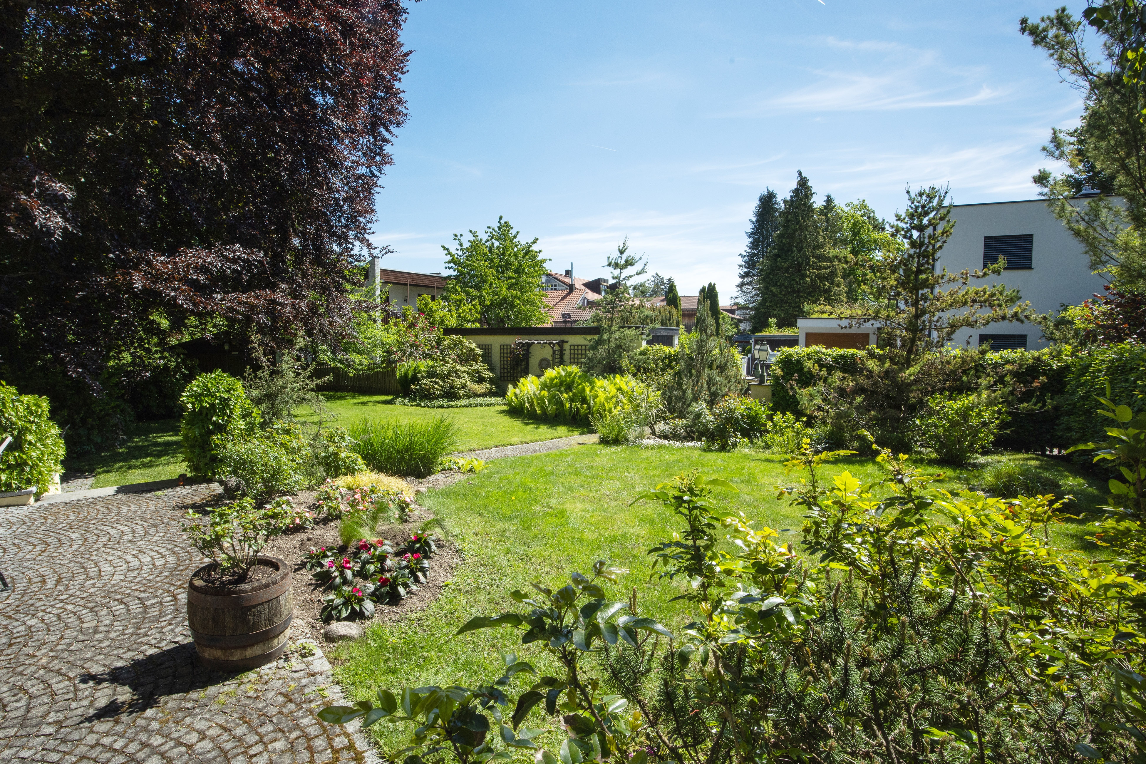  A charming country house in the traditional style—surrounded by mature trees - 物件實景