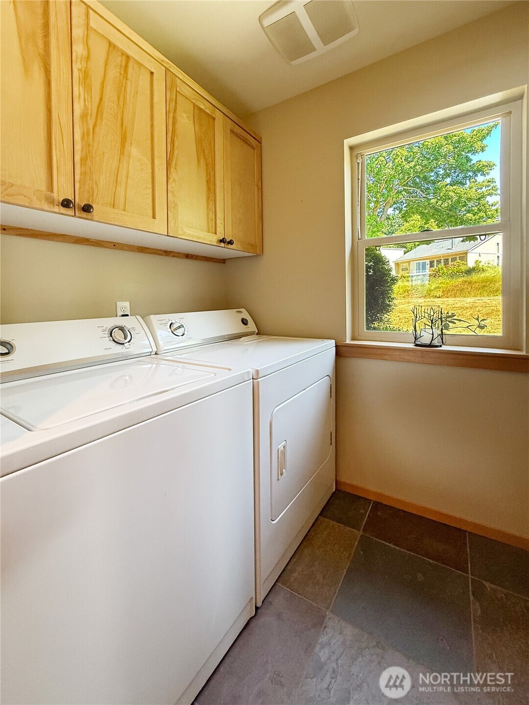 Everett, Washington, 98206, United States, 2 Bedrooms Bedrooms, ,1 BathroomBathrooms,Residential,For Sale,1982450