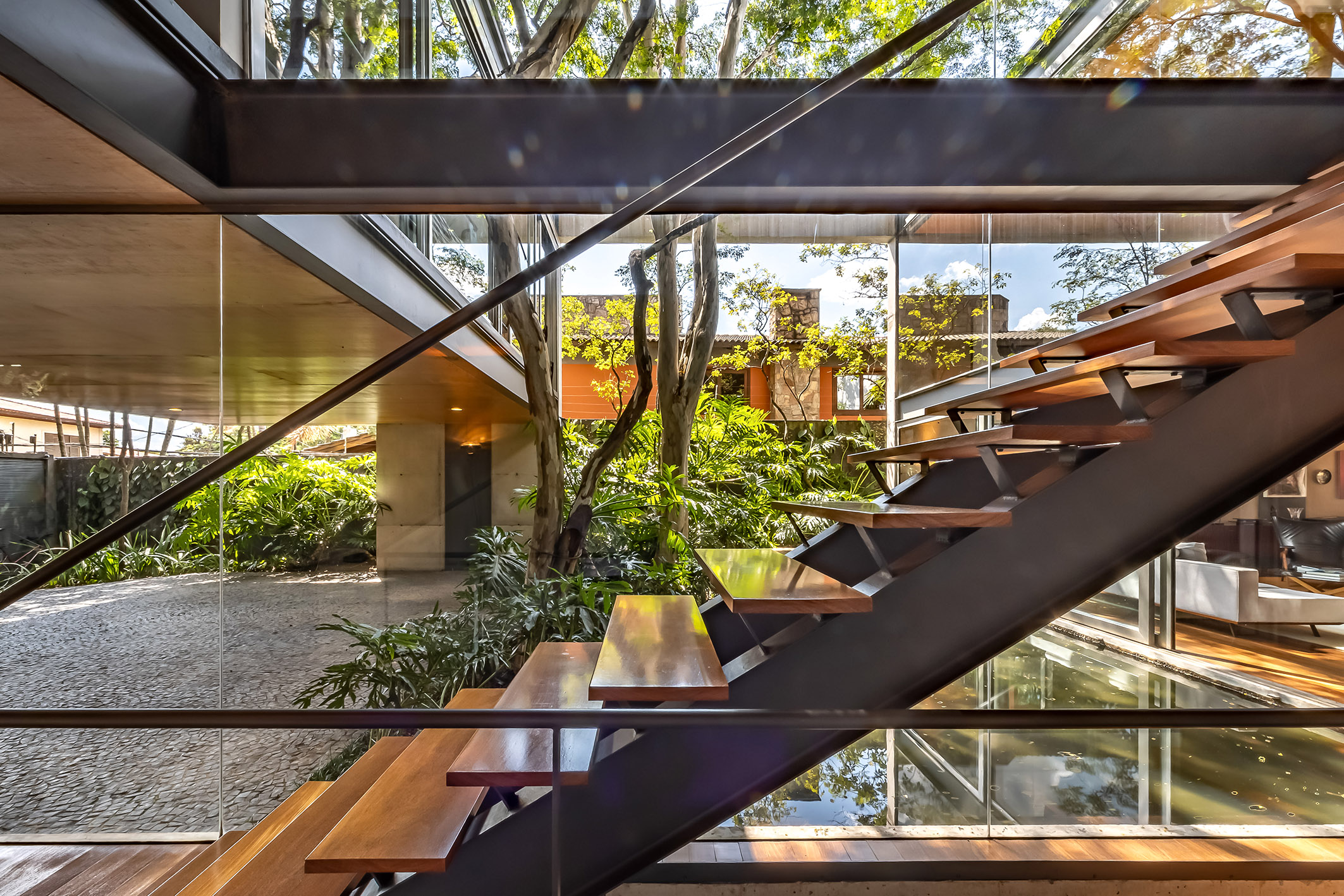  Contemporary home with open layout and outdoor living surrounded by greenery - 物件實景
