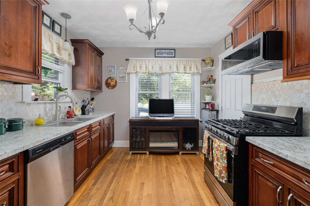 Cranston, Rhode Island, 02910, United States, 3 Bedrooms Bedrooms, ,3 BathroomsBathrooms,Residential,For Sale,1969292