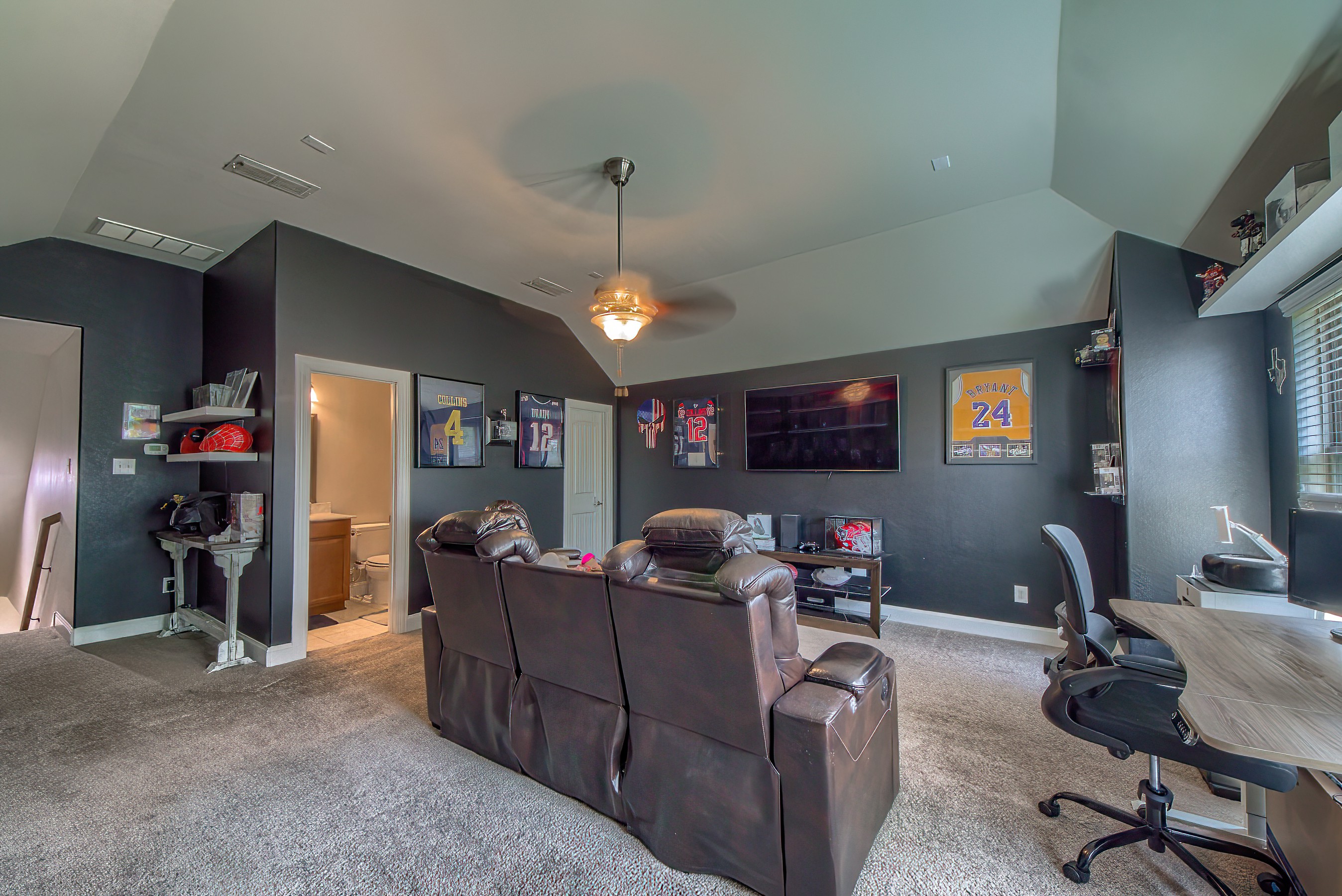  Four Bedrooms + Bonus Room in Prime Location - 物件實景