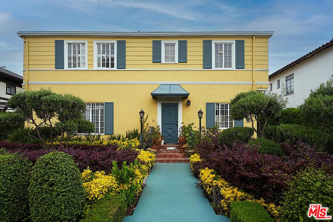 Los Angeles, California, 90005, United States, 8 Bedrooms Bedrooms, ,Residential,For Sale,1932370