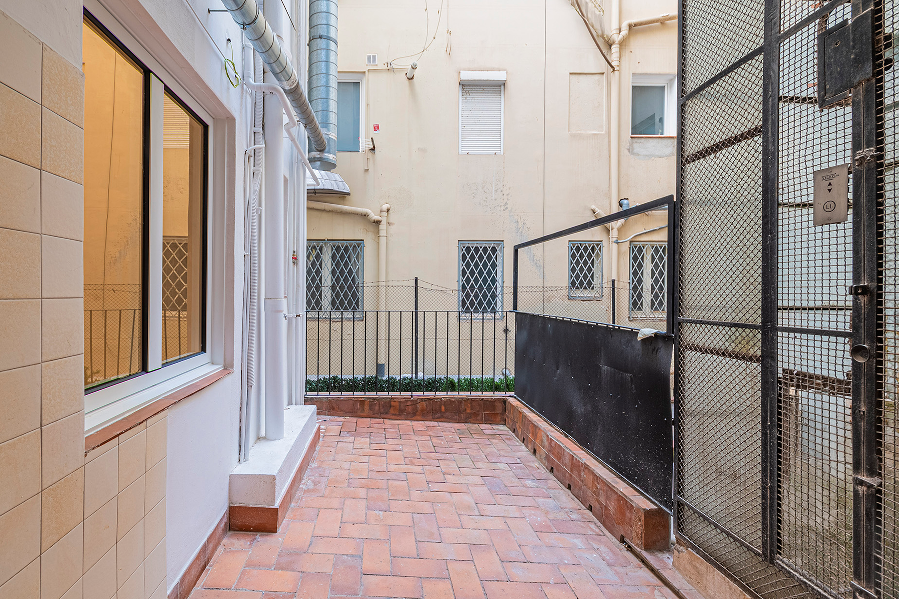  Fantastic renovated flat with large garden at the living room level - 物件實景