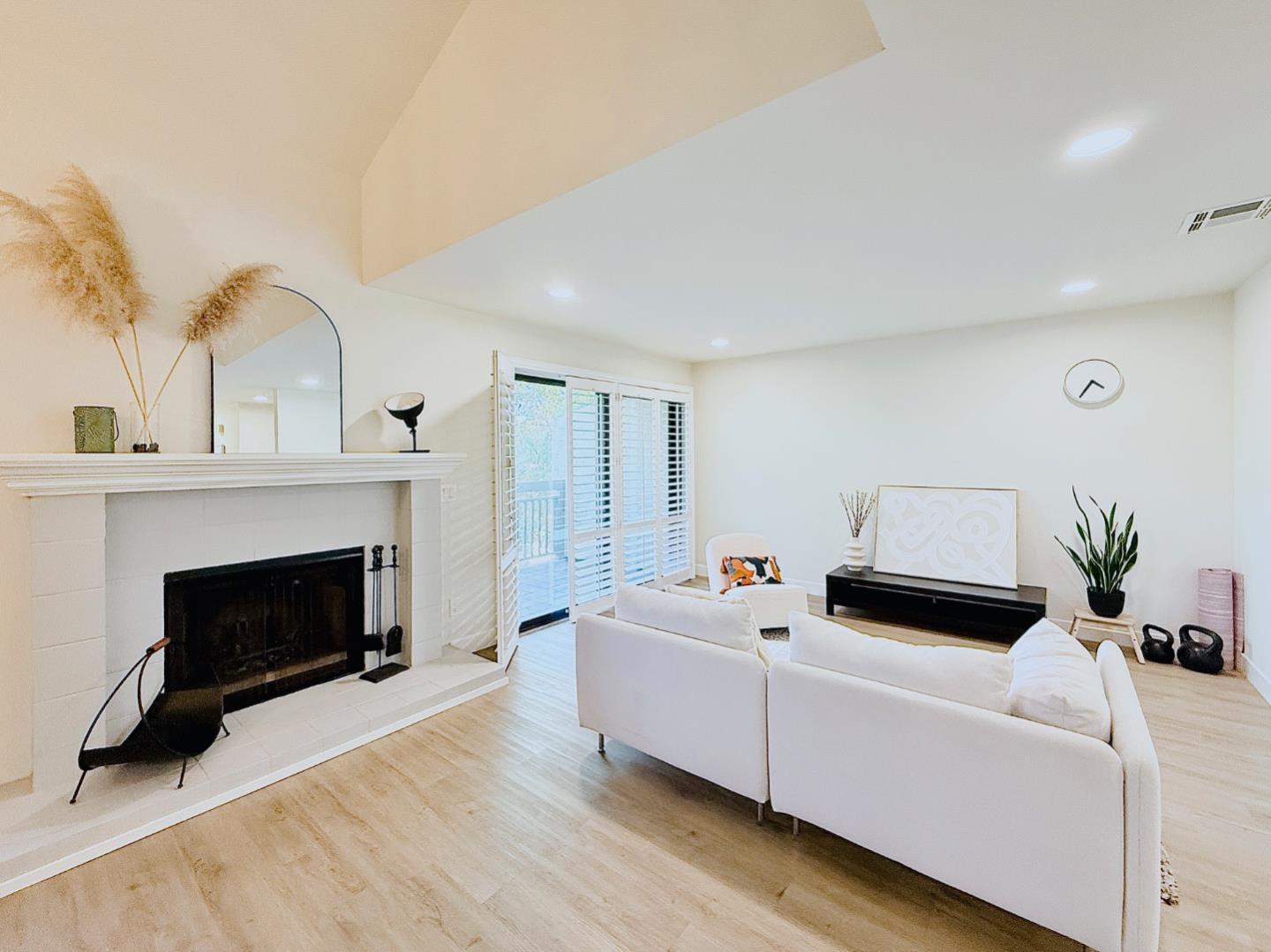 Santa Clara, California, 95051, United States, 2 Bedrooms Bedrooms, ,2 BathroomsBathrooms,Residential,For Sale,1941992