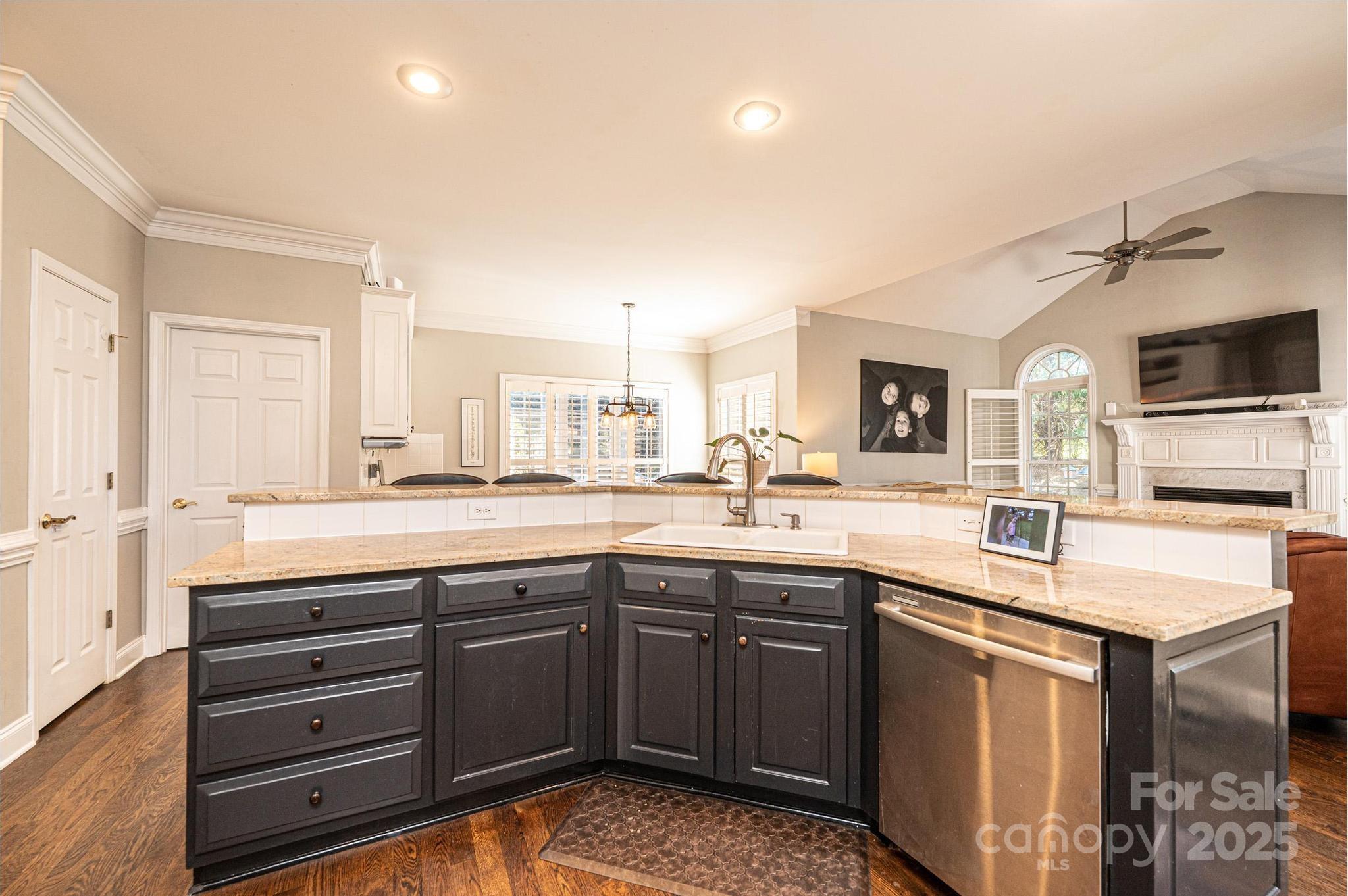 Hickory, North Carolina, 28601, United States, 5 Bedrooms Bedrooms, ,5 BathroomsBathrooms,Residential,For Sale,1758743
