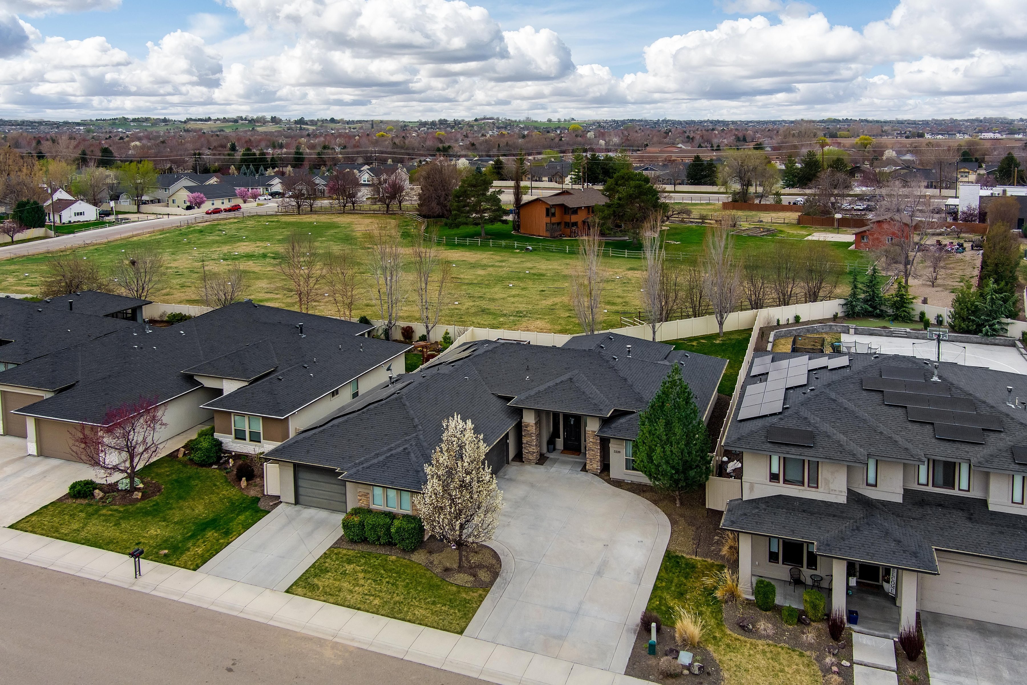  Beautiful Single Level - Former Builder Model Home - 物件實景