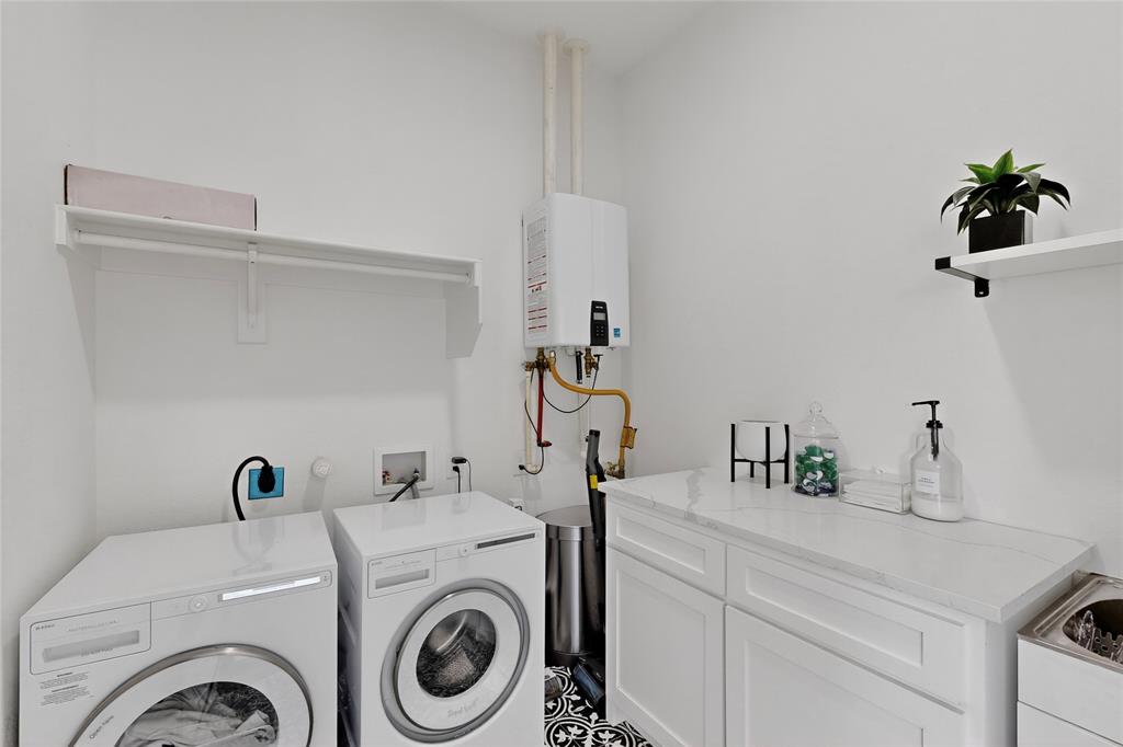 Dallas, Texas, 75223, United States, 6 Bedrooms Bedrooms, ,6 BathroomsBathrooms,Residential,For Sale,1993905