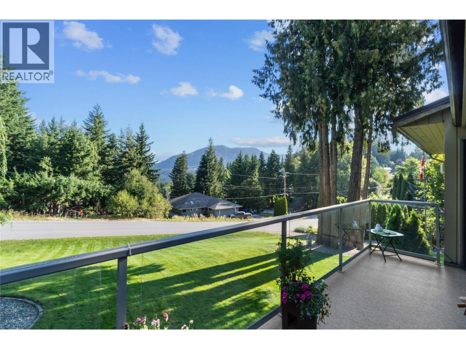 BLIND BAY, British Columbia, V0E 2W2, CA, 4 Bedrooms Bedrooms, ,3 BathroomsBathrooms,Residential,For Sale,1948016