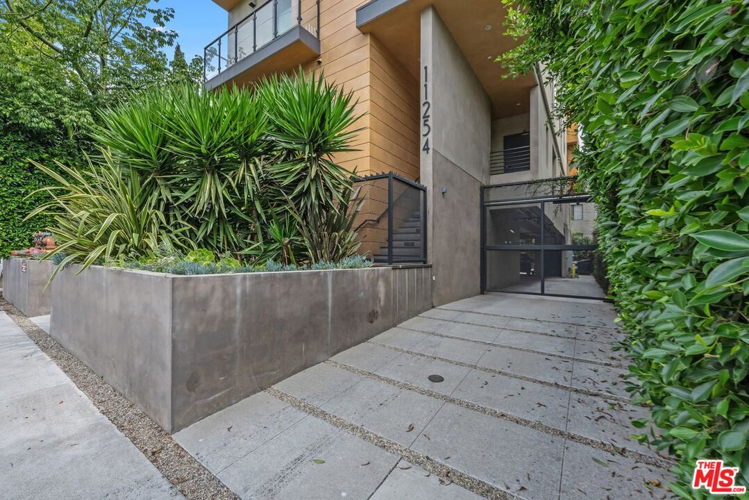 Los Angeles, California, 90025, United States, 9 Bedrooms Bedrooms, ,Residential,For Sale,1940770