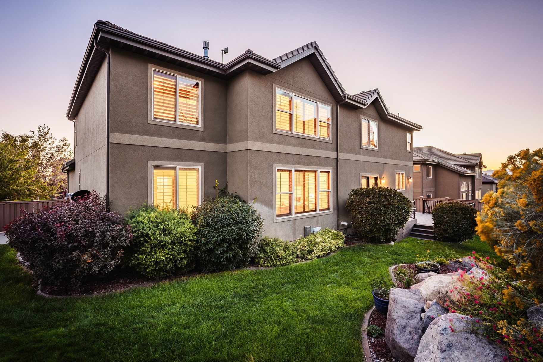  Nearly 7,000 Square Feet with a Stunning Backyard Water Feature - 物件實景