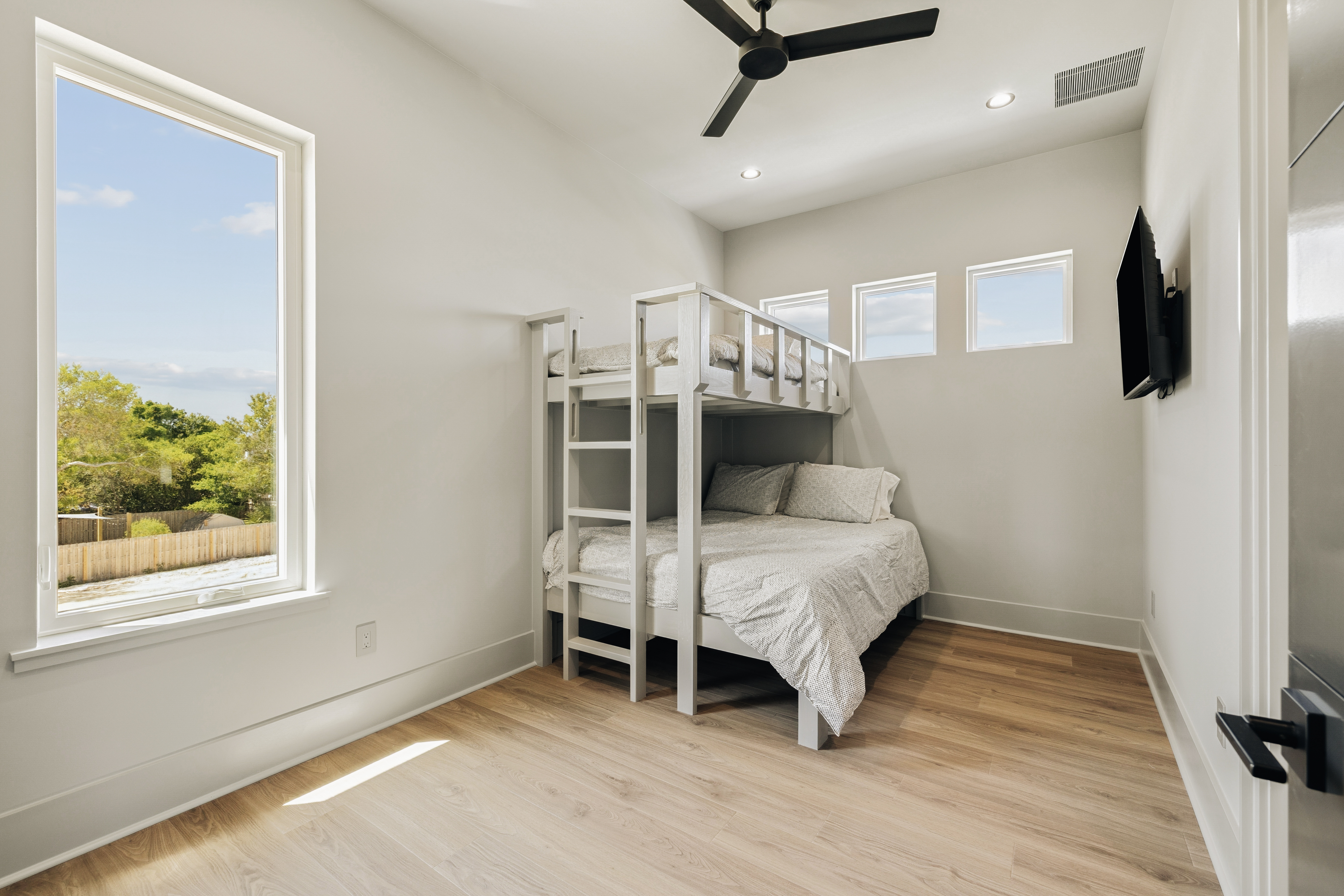  New Construction With Outdoor Oasis A Short Stroll To The Beach - 物件實景