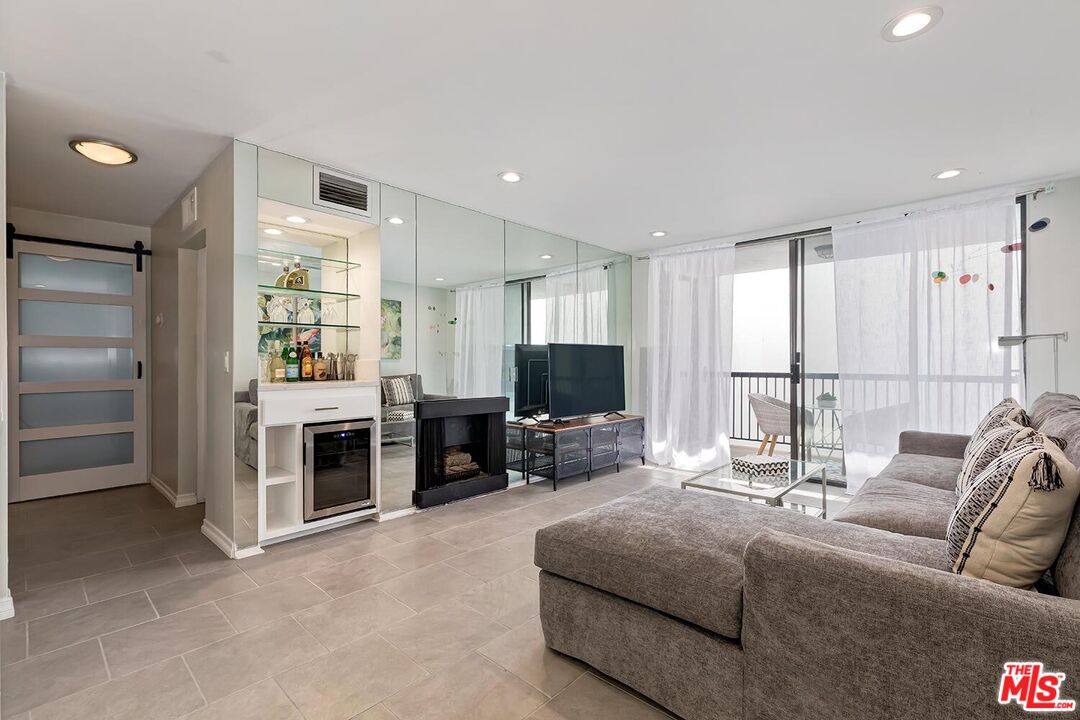 West Hollywood, California, 90069, United States, 1 Bedroom Bedrooms, ,1 BathroomBathrooms,Residential,For Sale,1939893