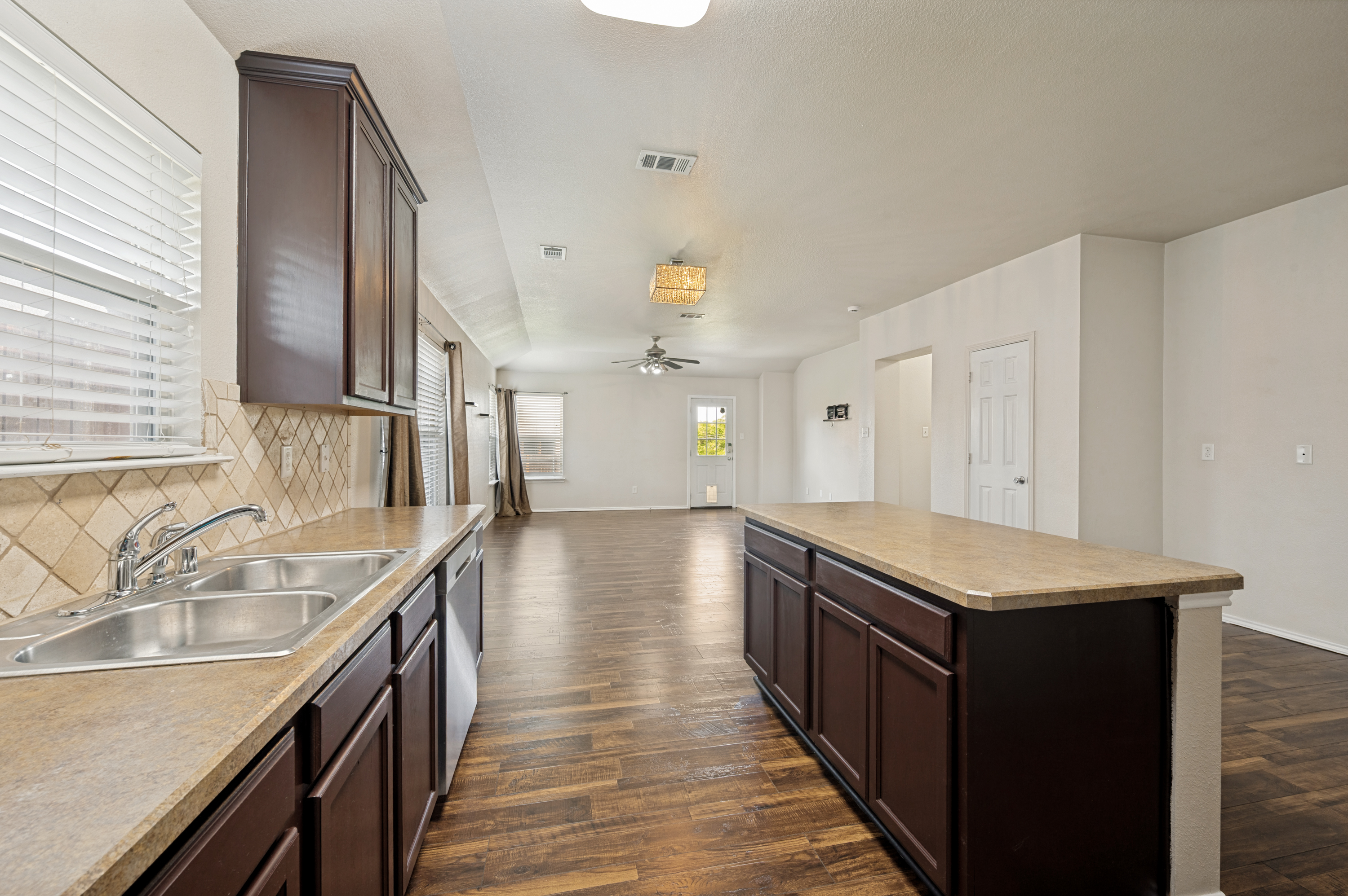  1339 4th Street, Grand Prairie, TX, 75051 - 物件實景