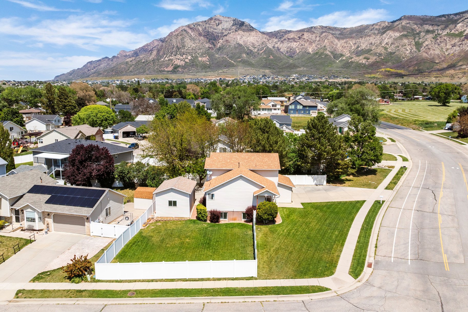  5 Bedroom, 3 Bath Home With One Of North Ogdens Best Porch Views - 物件實景