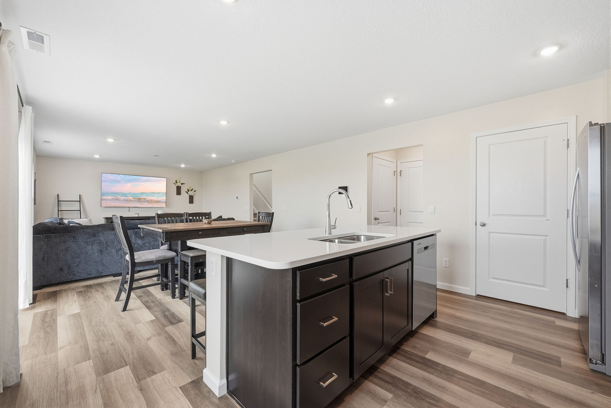  Well-Maintained 4 Bedroom Newer Built Home - 物件實景