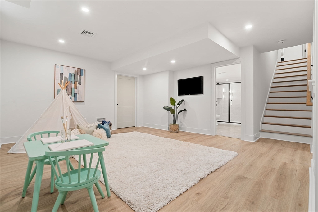 Reading, Massachusetts, 01867, United States, 4 Bedrooms Bedrooms, ,5 BathroomsBathrooms,Residential,For Sale,1988316