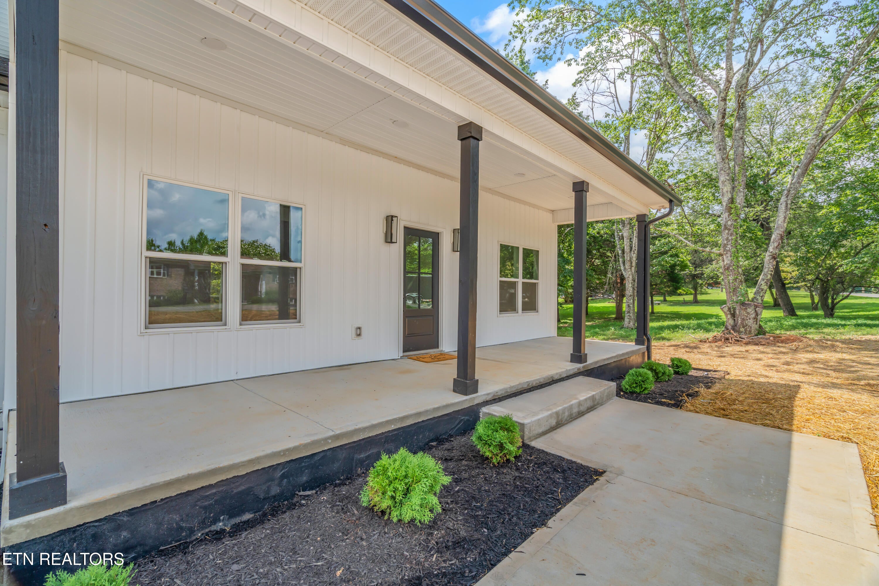 Kingston, Tennessee, 37763, United States, 3 Bedrooms Bedrooms, ,2 BathroomsBathrooms,Residential,For Sale,1907401