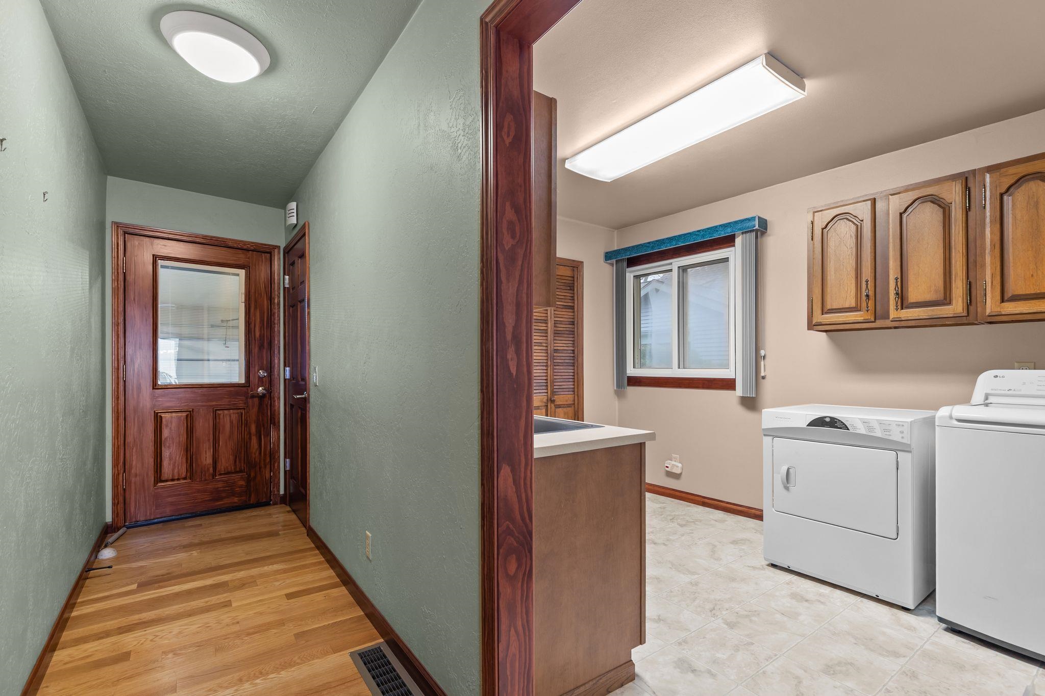 MENASHA, Wisconsin, 54942, United States, 4 Bedrooms Bedrooms, ,2 BathroomsBathrooms,Residential,For Sale,1996983