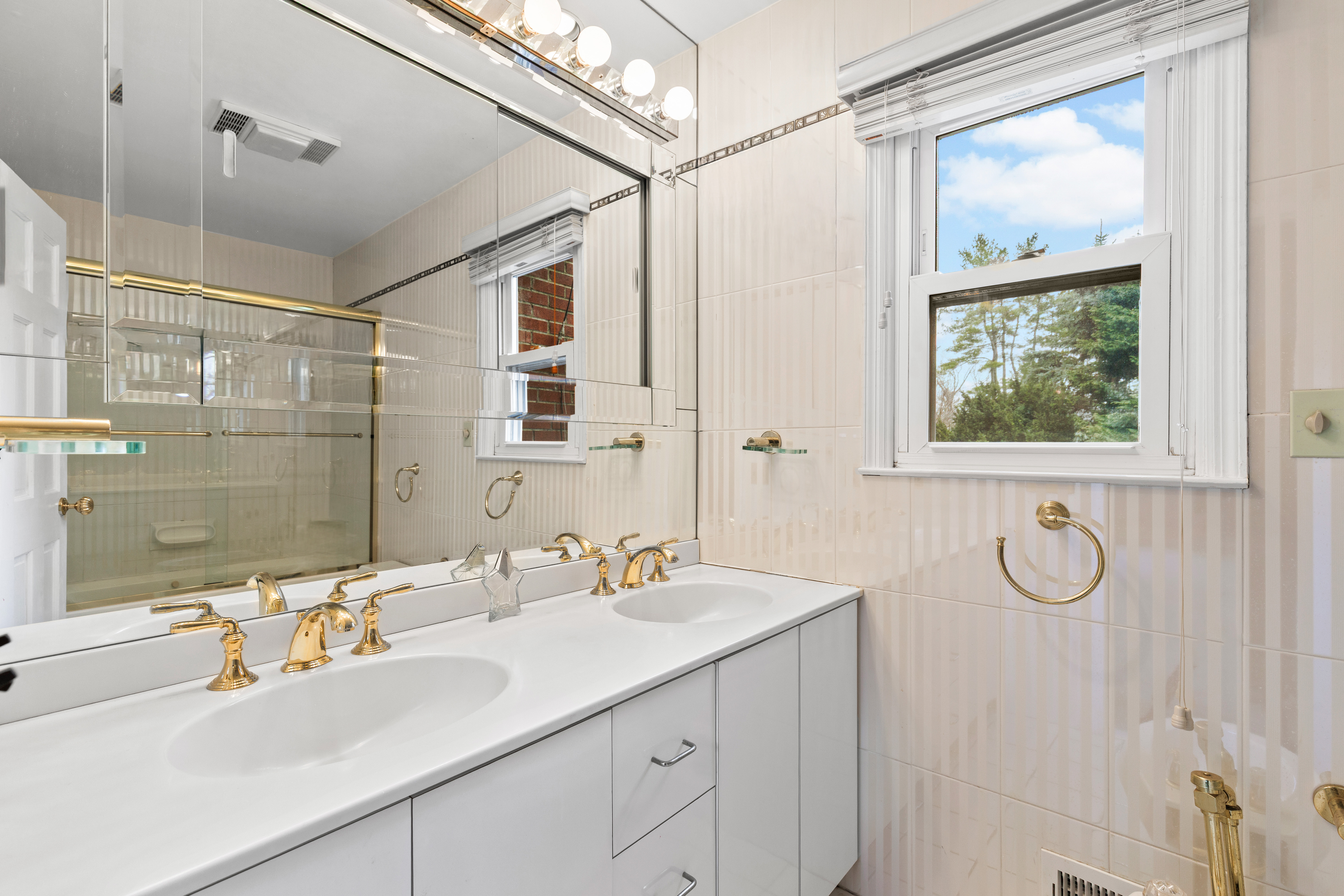  A beautiful, gracious colonial with a circular driveway. - 物件實景