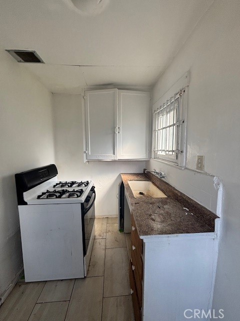 Los Angeles, California, 90062, United States, 4 Bedrooms Bedrooms, ,Residential,For Sale,1980407